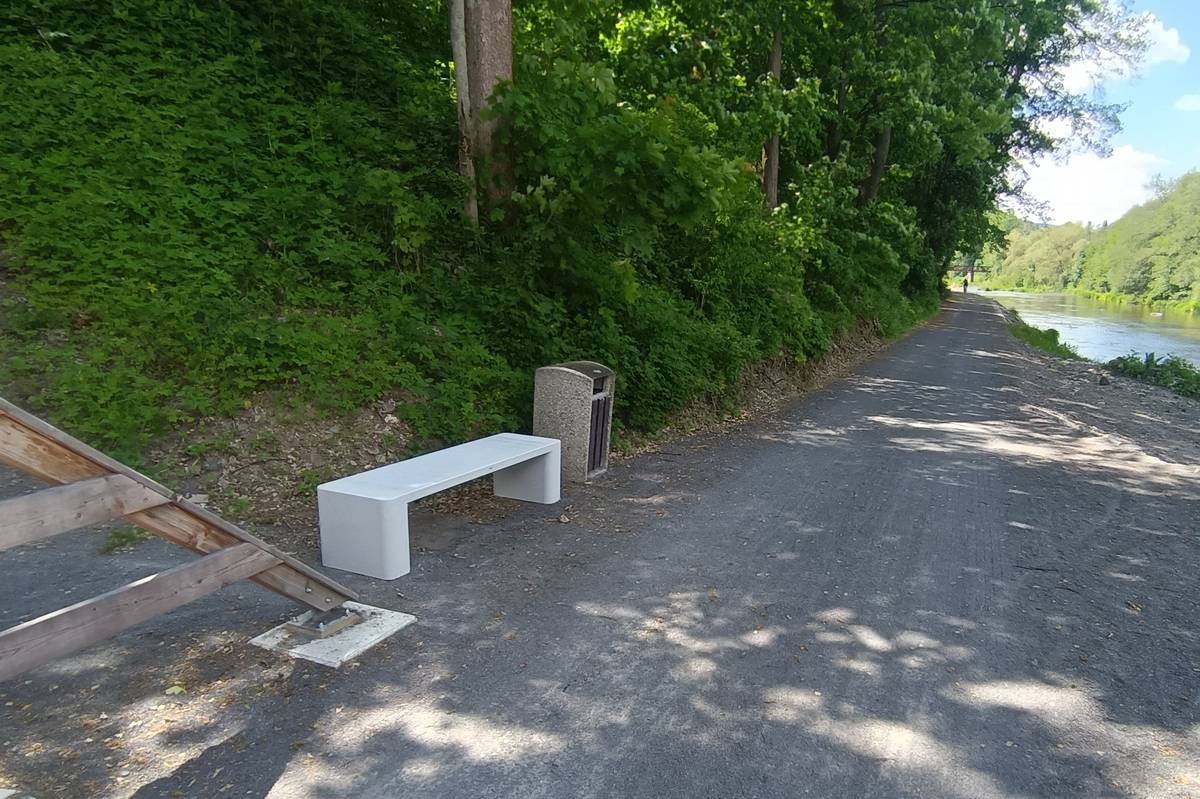 Na cyklostezku mezi Železným Brodem a Líšným byl umístěn mobiliář.  Na některých odpočinkových místech naleznete pouze lavičku, některá jsou plně vybavena lavičkou, stolem a stojanem na kola. Prosíme zachovávejte zde pořádek, odpadkové koše jsou umístěny vždy poblíž. Věříme, že nový mobiliář bude sloužit turistům co nejdéle a nejlépe.  Vybavení cyklostezky mobiliářem je součástí projektu "Vybavení nového úseku Greenway Jizera mobiliářem", který dotací podporuje Liberecký kraj.   Mgr. Martin Řehák, odbor územního plánování a regionálního rozvoje