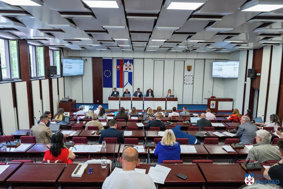 Primátor mesta Anton Danko zvolal 1. neplánované zasadnutie mestského zastupiteľstva, ktoré sa uskutočnilo dňa 27.5.2026 v zasadačke MsÚ v Poprade.  Po otvorení, prezentácii, schválení návrhovej komisie a overovateľov zápisnice bol schválený program vrátane navrhnutých zmien a doplnkov. Poslanci stiahli z rokovania pôvodný bod č. 6, a to návrh na zrušenie Uznesenia č. 140/2026 z Mestského zastupiteľstva mesta Poprad konaného dňa 11. mája 2026 a Návrh na určenie počtu poslancov Mestského zastupiteľstva mesta Poprad a na určenie volebných obvodov a počtu poslancov mestského zastupiteľstva v nich pre voľby do orgánov samosprávy obcí v roku 2026.   V rámci návrhu na zmenu rozpočtu boli odsúhlasené kapitálové dotácie pre Rímskokatolícku cirkev, farnosť Poprad vo výške 70 000 €, ktorou sa zabezpečí financovanie obnovy ohradového múra pri rímskokatolíckom kostole sv. Egídia a 10 000 euro na výstavbu farskej budovy na Juhu, ako aj pre Gréckokatolícku cirkev vo výške 5 000 € na výstavbu novej zvonice.  Schválené bolo Všeobecne záväzné nariadenie mesta Poprad, ktorým sa mení a dopĺňa Všeobecne záväzné nariadenie mesta Poprad č. 4/2019 o vymedzení úsekov miestnych ciest na dočasné parkovanie motorových vozidiel v znení neskorších VZN. Na základe toho v Zóne 1 v centre mesta sa bude môcť parkovať prvé 2 hodiny zadarmo.  V ďalšom bode poslanci odhlasovali menovitý návrh na zloženie členov komisie pre prípravu a vyhodnotenie posúdenia realizovateľnosti (environmentálnej) spoločnosti mesta Poprad.  Zastupiteľstvo schválilo zriadenie vecného bremena pre VSD – preložku vedenia v súvislosti s výstavbou parkoviska na Baníckej ulici.  Poslanci zobrali na vedomie informatívnu správu o hodnotení Mesačníka Poprad mimovládnou organizáciou TIS a informatívnu správu o personálnej situácii v Centre sociálnych služieb Poprad.  Posledným bodom rokovania boli interpelácie poslancov.  Ďalšie plánované zasadnutie popradského mestského zastupiteľstva bude 27. augusta 2026.
