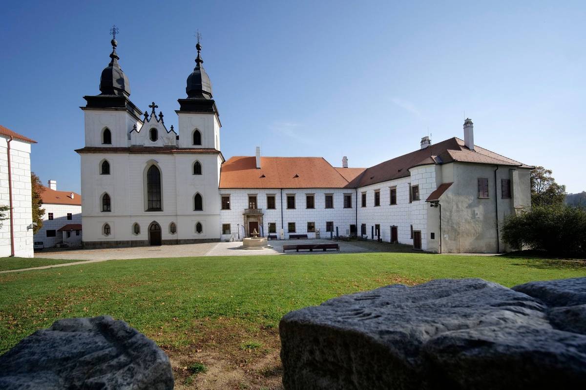 V pátek 29. května se třebíčský zámek otevře návštěvníkům i ve večerních hodinách. Od 18.00 do 22.00 můžete přijít na Muzejní noc, která nabídne prvorepublikovou atmosféru, historii, hudbu, výstavy i program pro děti. Otevřený bude zámecký areál, expozice Cesty časem v Předzámčí i bazilika sv. Prokopa. Návštěvníci se mohou těšit na komentované programy o životě na třebíčském panství, předčítání z deníků hraběnky Anny-Marie Waldstein-Wartenberg nebo ukázku dýmek v muzejní expozici. Přístupné budou také muzejní expozice, trpasličí galerie, krypta a bazilika. Program doplní řemeslné stánky, aktivity pro děti, výstavy Open Per4mance a Fluorit čili kaziwec, vystoupení členek České obce sokolské a hudba kapely Kiksylend. Rajský dvůr a schodiště rozzáří lampičky spolku Míša & Míša. Jejich zakoupením mohou návštěvníci podpořit spolek, který pomáhá handicapovaným lidem začlenit se mezi ostatní. Na vybrané komentované programy je nutné se předem přihlásit na telefonu 568 408 890. Kapacita je omezená. Občerstvení nabídne muzejní kavárna.