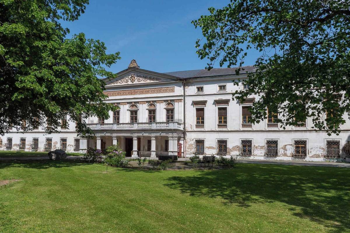 Jindřichovský zámek jako památkově chráněný objekt prošel v minulosti řadou přestaveb. Nedávná rekonstrukce přízemí však plně respektuje jeho historickou hodnotu, zachovává původní hmotu budovy a obnovuje celistvost zaklenutých interiérů.