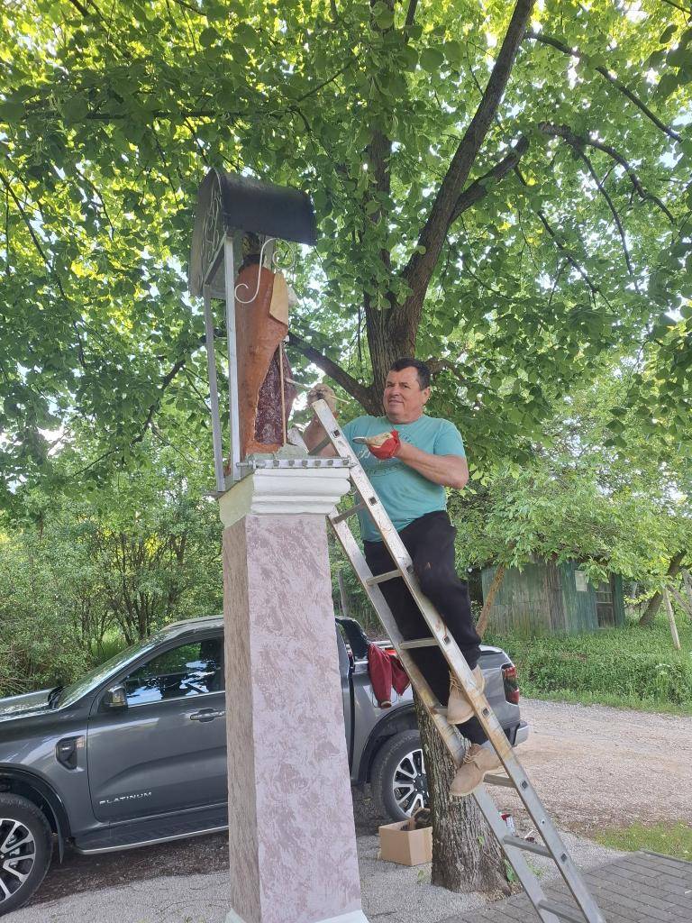 Ďakujeme všetkým, ktorí prispeli svojou pomocou k oprave - rekonštrukcii sochy Sv. Urbana vo vinohrade na Cserháte "Partalatt". Ďakujeme B. Mentovi, I. Hajdu, K. Együd  F. Jancsovics a J. Bús. Takisto OcÚ - p. starostovi L. Hajdu za súčinnosť a pomoc.