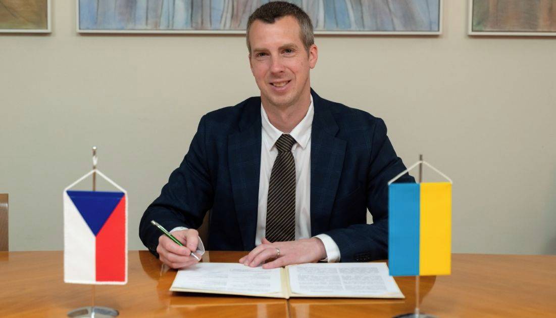 Zlín - Statutární město Zlín navázalo oficiální spolupráci s ukrajinským městem Kryvyi Rih v Dněpropetrovské oblasti. Memorandum o vzájemném porozumění podepsali online formou primátoři obou měst Jiří Korec a Yurii Vilkul. Symbolicky se tak stalo ve čtvrtek 21. května, v den města Kryvyi Rih.