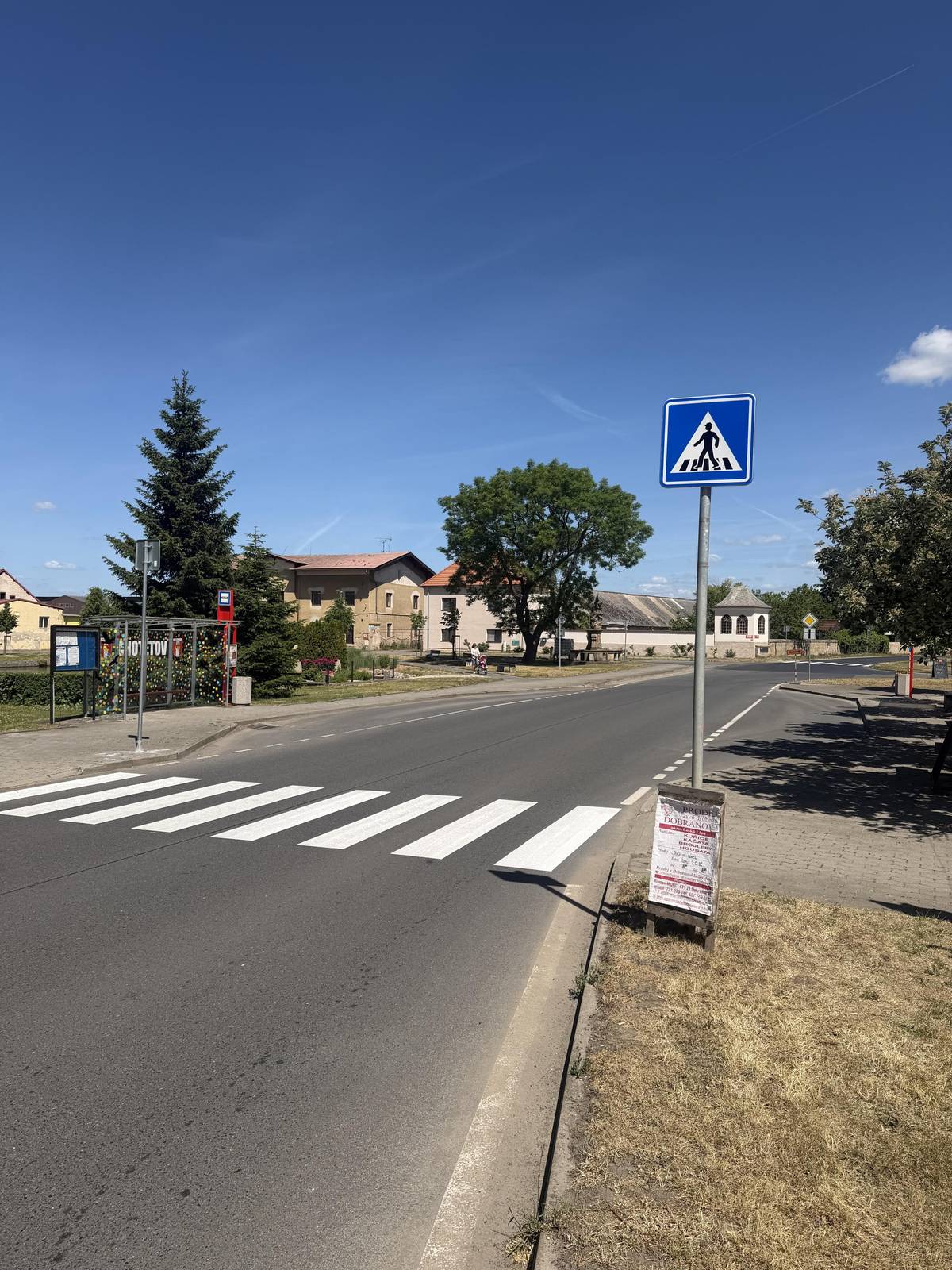 🤔 Věděli jste, že nejfrekventovanější přechody pro chodce v našem městysu neměli doposud žádné svislé dopravní značení 🚸❓ Tak nyní již mají..💁🏻♂️.