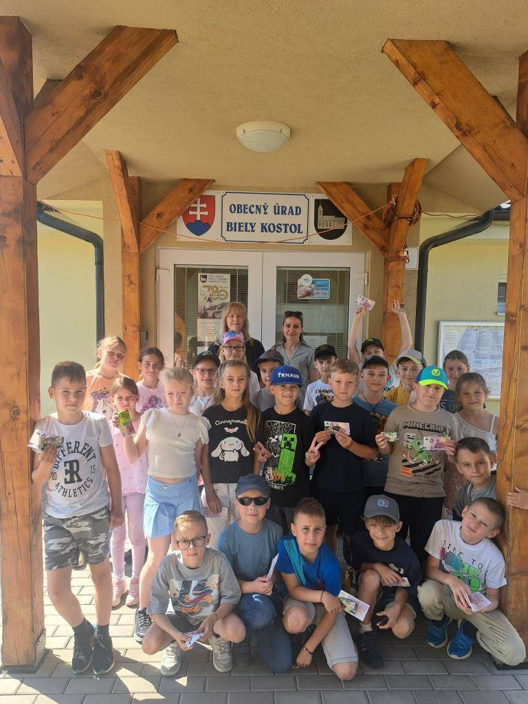 Dnes OcÚ navštívili tretiaci z našej ZŠ v rámci predmetu Vlastiveda.   Žiaci sa oboznámili s prácou na OcÚ a s prácou starostky. Živo sa zaujímali o život v obci a dávali podnety, čo by ešte chceli, aby bolo v obci. Ďakujem pani učiteľke Petre Stredňanskej za návštevu.