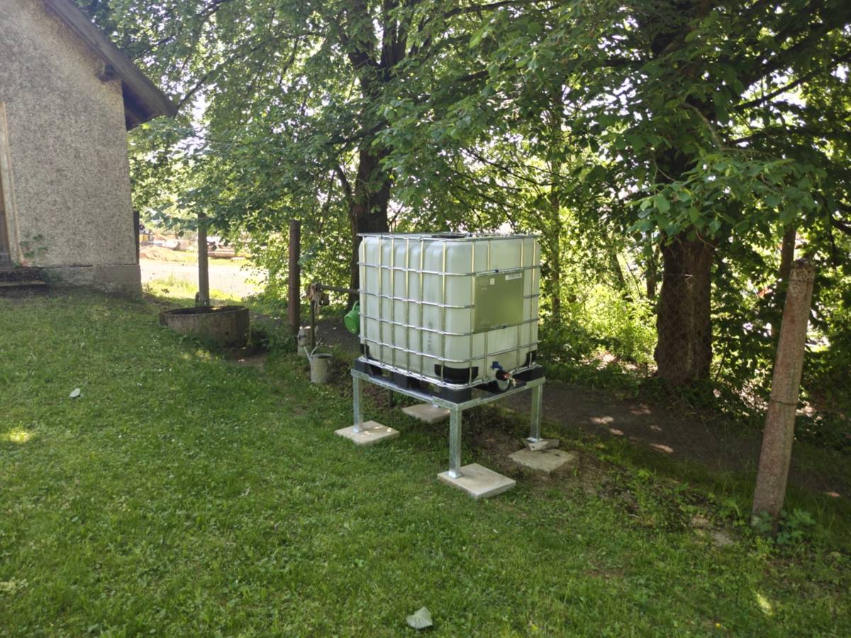 Na hřbitově v Horské Kamenici byl prozatím umístěn kanystr s vodou, než bude funkční místní vodovod. Děkujeme za pochopení.