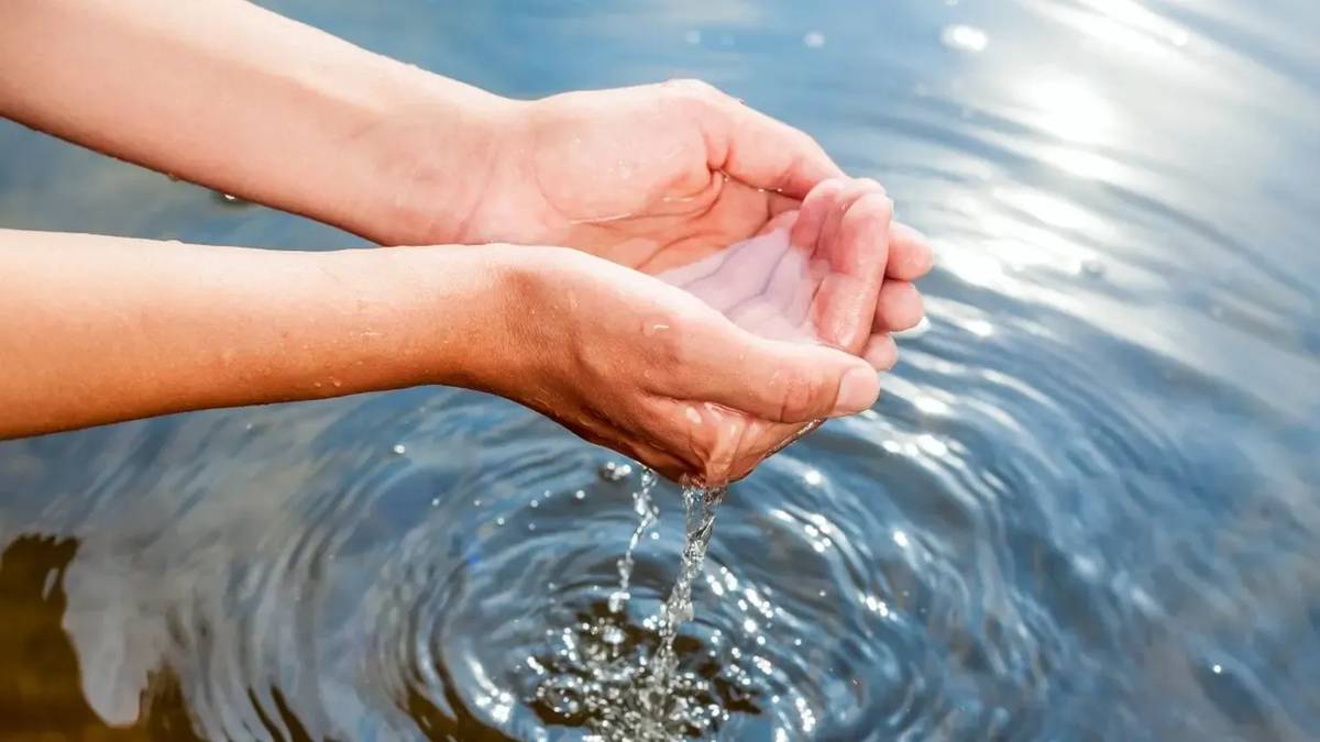 Vážení spoluobčané vzhledem k nezvykle vysokému odběru pitné vody přes víkend a slabému přítoku z důvodu sucha, tímto vyhlašujeme do odvolání " ZÁKAZ NAPOUŠTĚNÍ BAZENŮ A ZALÉVÁNÍ ZAHRAD" z vodovodního řádu. Prosím o důsledné dodržování tohoto zákazu, abychom nemuseli dokupovat vodu jinde a tím i navyšovat konečnou cenu vodného, kterou by zaplatil každý z nás. Děkuji staroata obce
