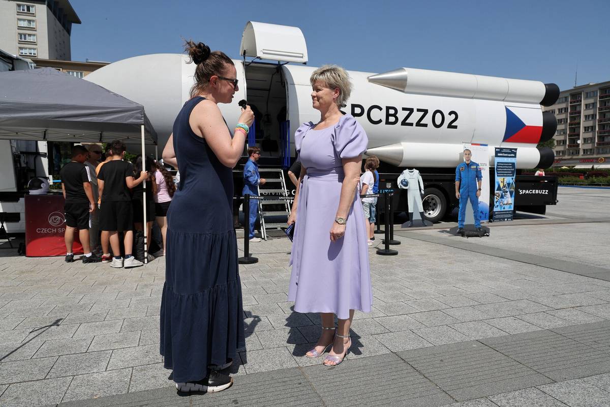Statutární město Havířov využilo nabídku zapojit se do vzdělávacího a popularizačního programu SpaceBuzz, který je součástí národního projektu Česká cesta do vesmíru.  Akce se uskutečnila ve středu 27. května 2026 na náměstí Republiky v Havířově.  Program byl primárně určen pro žáky 6. ročníků základních škol. Do jednotlivých bloků se zapojili žáci ze šestnácti základních škol, jejichž zřizovatelem je statutární město Havířov. Každý dvacetiminutový blok byl určen pro osm žáků a pedagogický doprovod. Během programu absolvovali žáci simulovanou vesmírnou misi, která jim přiblížila fascinující svět kosmonautiky a moderních technologií. Cílem projektu bylo nejen nabídnout jedinečný zážitek, ale také inspirovat mladou generaci ke studiu přírodovědných a technických oborů. Projekt Česká cesta do vesmíru koordinuje Ministerstvo dopravy České republiky. Na jeho realizaci se podílejí významné partnerské organizace a instituce, mezi nimi například Hvězdárna a planetárium hlavního města Prahy a Hvězdárna a planetárium Brno. SpaceBuzz přinesl do Havířova atraktivní formu vzdělávání, která propojuje moderní technologie, zážitkovou výuku a motivaci dětí k objevování vědy a vesmíru. https://havirov-city.cz/aktuality/havirov-privital-projekt-spacebuzz-sestaci-zazili-simulovanou-cestu-do-vesmiru