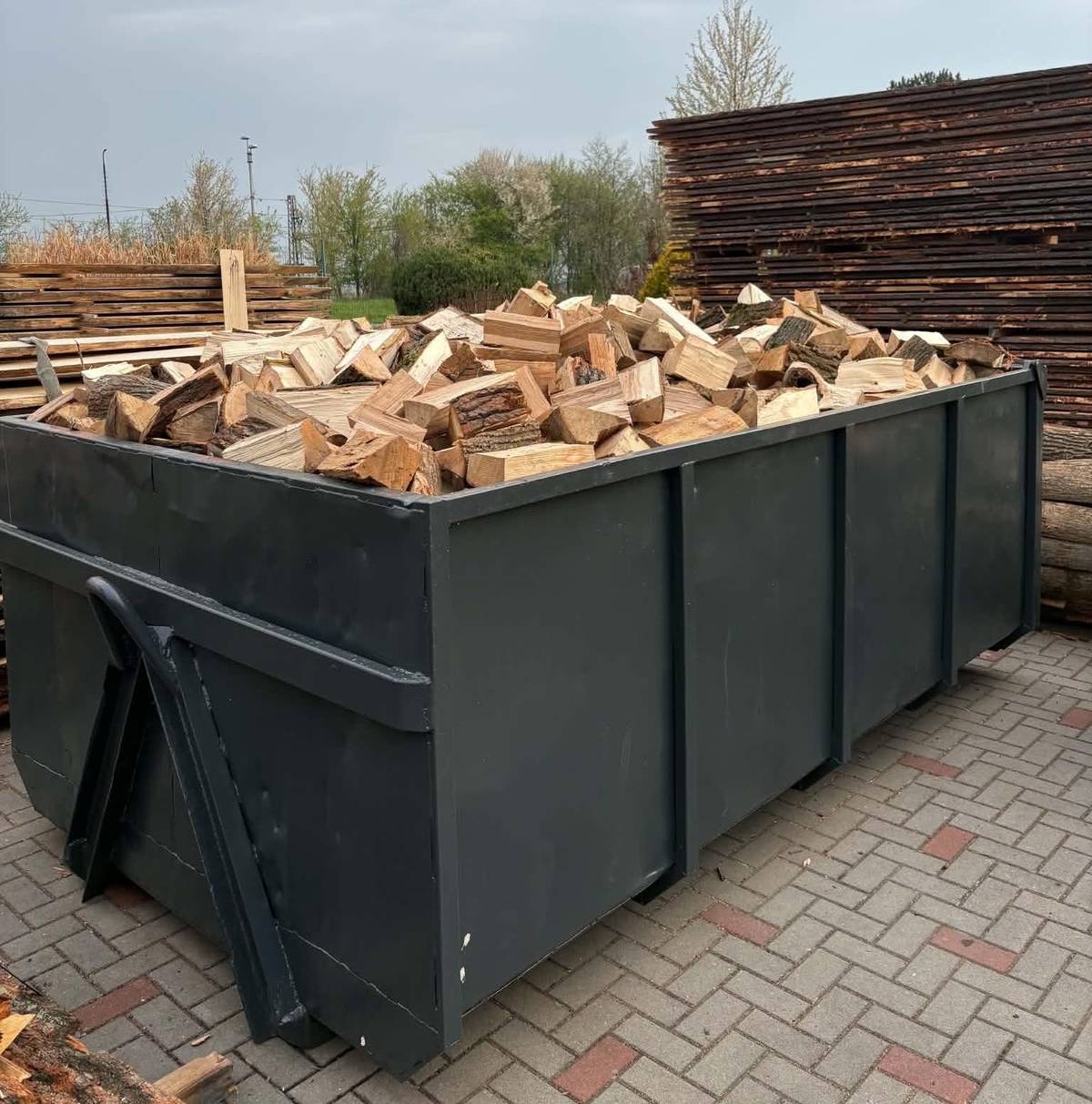 Pila Firouzi Suchdol nad Odrou nabízí k prodeji: štípané tvrdé dřevo: dub, buk, jasan. Délka štípaného špalku 25 až 50 cm za cenu 1 300 Kč za prostorový metr, dále pak velké, hodně dřevité odkory dubu a jasanu řezané na 30 cm v big bagu za 1 000 Kč nebo v balíku za 1 600 Kč za prostorový metr. Více informací na tel. č. 604 533 237.