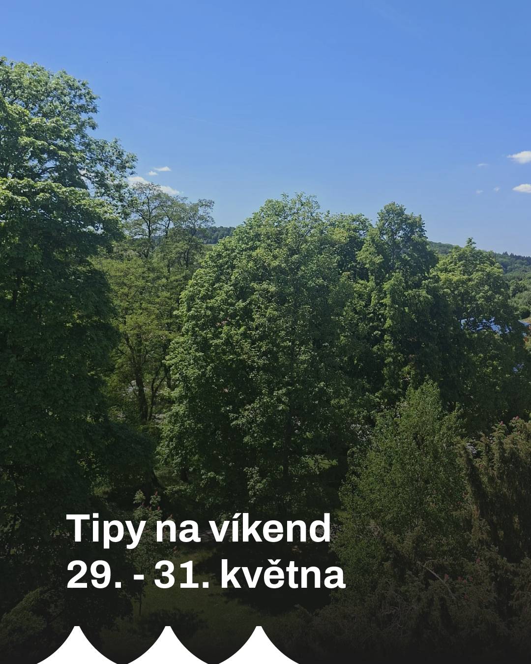 Přinášíme vám tipy na následující víkend: Pátek 29. května Letní zpívané na zámku - Sebranka Letošní ročník pátečních koncertů zahajuje místní country kapela Sebranka. Zpívaná se koná v rámci celostátní akce Noc kostelů. Vstup 100 Kč, začátek v 18.30 hodin na nádvoří zámku. Tachovská noc kostelů a muzeí Kostel Nanebevzetí Panny Marie, Muzeum Českého lesa a Tachovský zámek jsou v tento den otevřeny v netradičním čase se zajímavým programem pro dospělé i děti. Program probíhá mezi 17.00 – 19.00 hodinou. Muzeum Českého lesa – netradiční prohlídka s hledáním neviditelných indicií a pokladu „Posviťte si na muzeum“.  Kostel Nanebevzetí Panny Marie – interaktivní hra pro děti, mše svatá (18.00 hod.), koncert chrámového sboru (19.00 hod.), a přednáška na téma Odsun Němců z Tachovska (19.30 hod.). Sobota 30. května Paměť Pastviny ožívá Vyrazte na cestu proti proudu času a objevte příběhy, které zavál čas, ale zůstaly skryté mezi kořeny stromů, pod vrstvou mechu, nánosy hlíny a spadaného listí. Čeká vás bohatý program: stezka za tajemstvím hodináře z Pastviny (rodinná procházka z Tachova přes Studánku do Pastviny), vysvěcení kamenných památek, kinokavárna Paměti národa, besedy s pamětníkem a etnology z Akademie věd ČR nebo průvodcovaná vycházka po Pastvině. Nebude chybět ani tradiční společný oheň a občerstvení. Oficiální zahájení festivalu je ve 13.00 hodin. Letošní novinkou je kyvadlová doprava od tachovské Rychty přímo na Pastvinu. Veškeré informace: https://helldroth.cbs-tbv.eu/  Poctivé motory 2026 – mimotachovský tip Poctivé motory 2026 jsou setkáním lidí, kteří milují auta a motorky nejen jako dopravní prostředek, ale jako vášeň a životní styl. Přijeďte vystavit svůj stroj, obdivovat ostatní nebo si jen užít den mezi lidmi, kteří to mají stejně. V prostředí Vesnického muzea Halže vás čekají veteráni, youngtimery, moderní americké bestie, motorky, soutěže, živá hudba a skvělé jídlo a pití. Začátek akce ve 13.00 hodin. Spirituál kvartet & Plzeňská filharmonie Zahajovací koncert XXIV. ročníku letního hudebního festivalu Dveře jízdárny dokořán. Koncert spojuje osobitou interpretaci spirituálů a folkové tvorby s bohatým zvukem Plzeňské filharmonie. V programu zazní úpravy spirituálů, gospelových písní i folkových skladeb doplněné orchestrálním doprovodem.  Pod vedením dirigenta Chuhei Iwasakiho se propojí charakteristická vícehlasá vokální souhra se symfonickým zvukem a nabídne posluchačům výjimečný hudební zážitek. Zajišťujeme autobusovou dopravu diváků: Tachov-Světce-Tachov, s ohledem na nedostatek parkovacích míst ve Světcích u Tachova. Z této akce bude pořizován audiovizuální záznam pro potřeby České televize. V průběhu koncertu může dojít k zachycení podoby diváků, a to zejména v rámci celkových záběrů sálu, atmosféry koncertu a pohybu publika. Účastí na akci berete tuto skutečnost na vědomí. Začátek koncertu v 15.00 hodin, vstupné 450 Kč. Mimořádná večerní kastelánská prohlídka Komentovaná prohlídka jízdárny s kastelánem Pavlem Voltrem. Začátek ve 20.00 hodin, jednotné vstupné 300 Kč. Fotbal – muži „A“ – 4. česká fotbalová liga Sobotní podvečer bude městský stadion patřit tachovským mužům „A“ Ti nastoupí proti týmu SK Hořovice. Zápas začíná ve 17.00 hodin na tachovském fotbalovém stadionu. neděle 31. května Den dětí Oslavte s námi mezinárodní den dětí tradičně v prostorech Muzea Českého lesa a muzejní zahrady. Čeká vás odpoledne plné zábavy, úkolů a výzev. Letos v jemně změněné podobě – beze spěchu a povinností. Akci pořádá spolek SmeTu, DDM Mraveniště, Muzeum Českého lesa, Tajfun-tachovští skauti, Lukostřelci Tachov, Florbal Tachov, DD Tachov a FK Tachov. Program probíhá mezi 13.00 – 17.00 hodinou. Akce proběhne i za nepříznivého p
