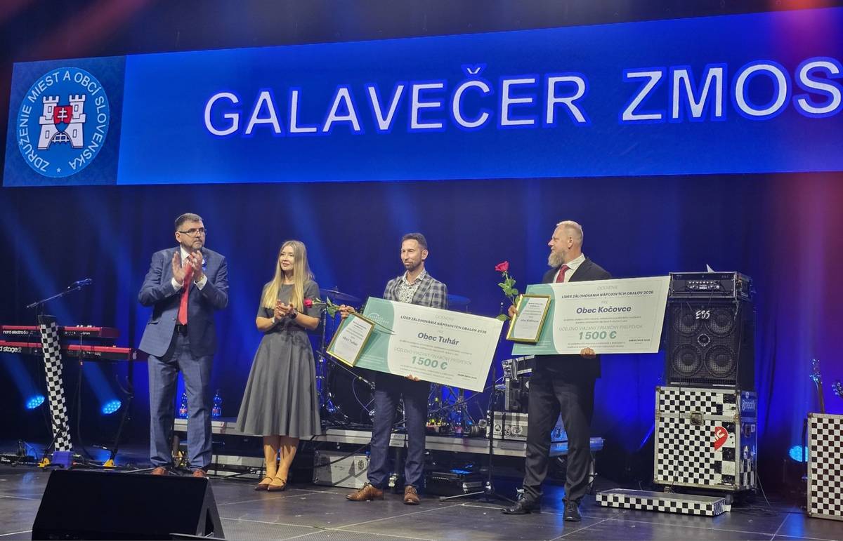Spoznali sme Lídra zálohovania nápojových obalov Bratislava – 26. mája 2026 – V rámci kultúrno – spoločenského večera 38. snemu ZMOS bolo historicky prvýkrát odovzdané aj ocenenie „Líder zálohovania nápojových obalov“.  Touto cenou ocenili samosprávy zapojené do vzdelávacích aktivít v oblasti zálohovania a triedenia odpadu realizovaných pod záštitou Správcu zálohového systému.  Za aktívnu podporu informovania, vzdelávania a praktického využívania systému zálohovania nápojových obalov v obci boli ocenené obec Kočovce a obec Tuhár.  Správcu zálohového systému na odovzdávaní ocenení zastupovala Monika Farka, vedúca oddelenia pre vonkajšie vzťahy. Predseda ZMOS Jozef Božik vyzdvihol mimoriadne prospešnú spoluprácu so Správcom zálohového systému - napríklad aj pri úspešnej aktivite „Škola zálohovania a triedenia pre najmenších“.