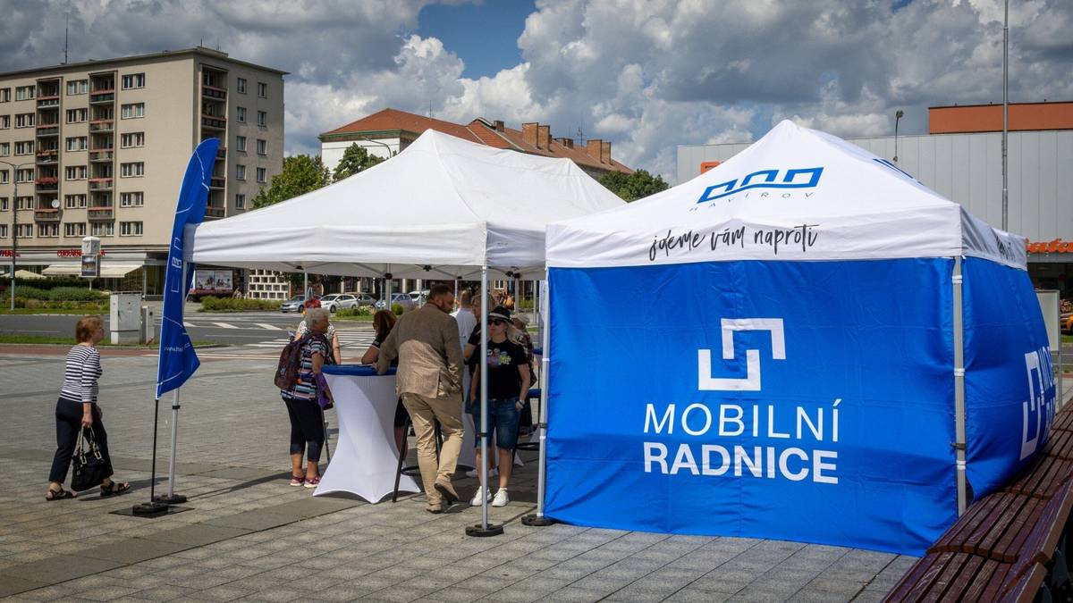 Po zimní přestávce opět vyráží Mobilní radnice do havířovských ulic. Potkat ji můžete ve středu 3. června 2026 na náměstí Republiky v centru Havířova. Od 13 do 17 hodin bude na Vaše dotazy odpovídat havířovská primátorka Iveta Kočí Palkovská společně se svými kolegy z vedení města. Přijďte se podělit o své podněty, připomínky i nápady na zlepšení života ve městě. https://havirov-city.cz/aktuality/navstivte-mobilni-radnici-3-cervna-na-namesti-republiky