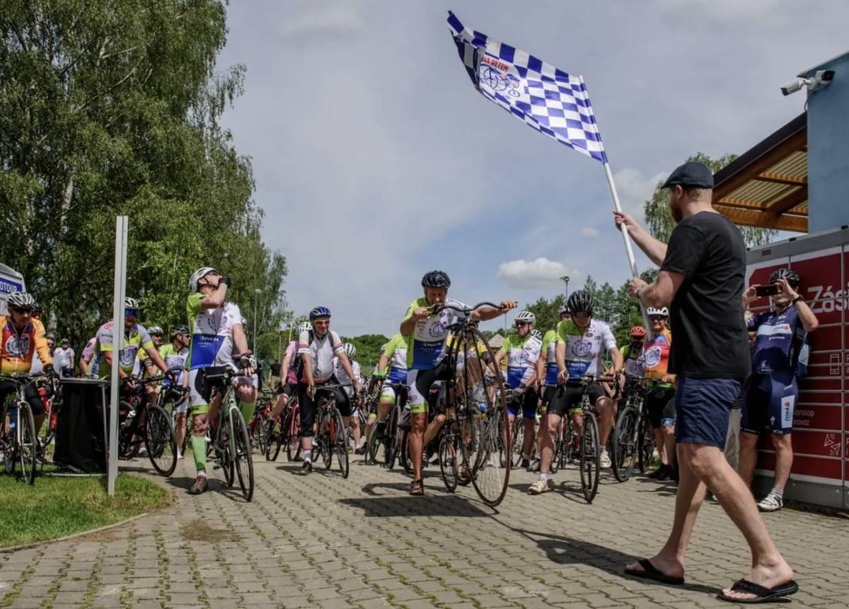 Charitativní cyklotour Na kole dětem s Josefem Zimovčákem odstartovala v pátek 29. května v obci Družec (okres Kladno). V sobotu 6. června projede Vysočinou. Peloton jede na podporu onkologicky nemocných dětí a letos vyráží napříč Českou republikou už posedmnácté. Finální etapa odstartuje v sobotu 6. června v Mikulově a povede přes Moravský Krumlov, Jadernou elektrárnu Dukovany, Rouchovany a Pivovar Dalešice. Cíl celé cyklotour bude v Třebíči, kde se letošní ročník slavnostně zakončí.  Přijďte je pozdravit, povzbudit a podpořit dobrou věc. Každé mávnutí, potlesk i úsměv se počítá. Peloton můžete sledovat online zde.