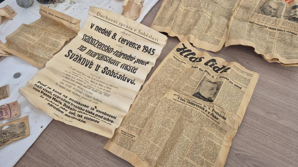 Nedávno jsme informovali o schránce, která byla nalezena při rekonstrukci v kapli Panny Marie Bolestné na Svákově. Její obsah byl odhalen minulý týden.