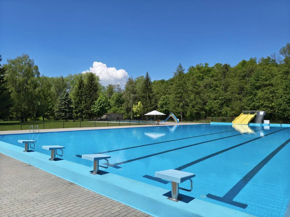 Areál koupaliště je připraven na letní sezónu 2026 a bude otevřen již v pátek 29.05.2026 od 13:00 hodin. Tento víkend za snížené odpolední vstupné!! Teplota vody je už teď příjemných 21,5° C.