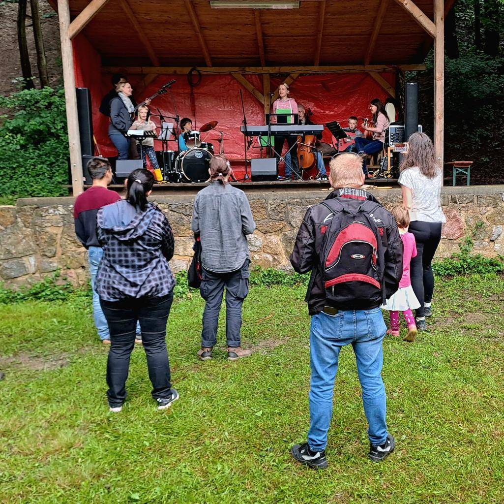 Záhrabský občasný orchestr zve na další ze svých občasných vystoupení. Tentokrát se s muzikanty ze Záhrabské a Vráže můžete potkat na OÚ Vráž v úterý 2.června od 17hod. Přijďte si poslechnout známé songy z populární hudby v originální úpravě našeho orchestru.