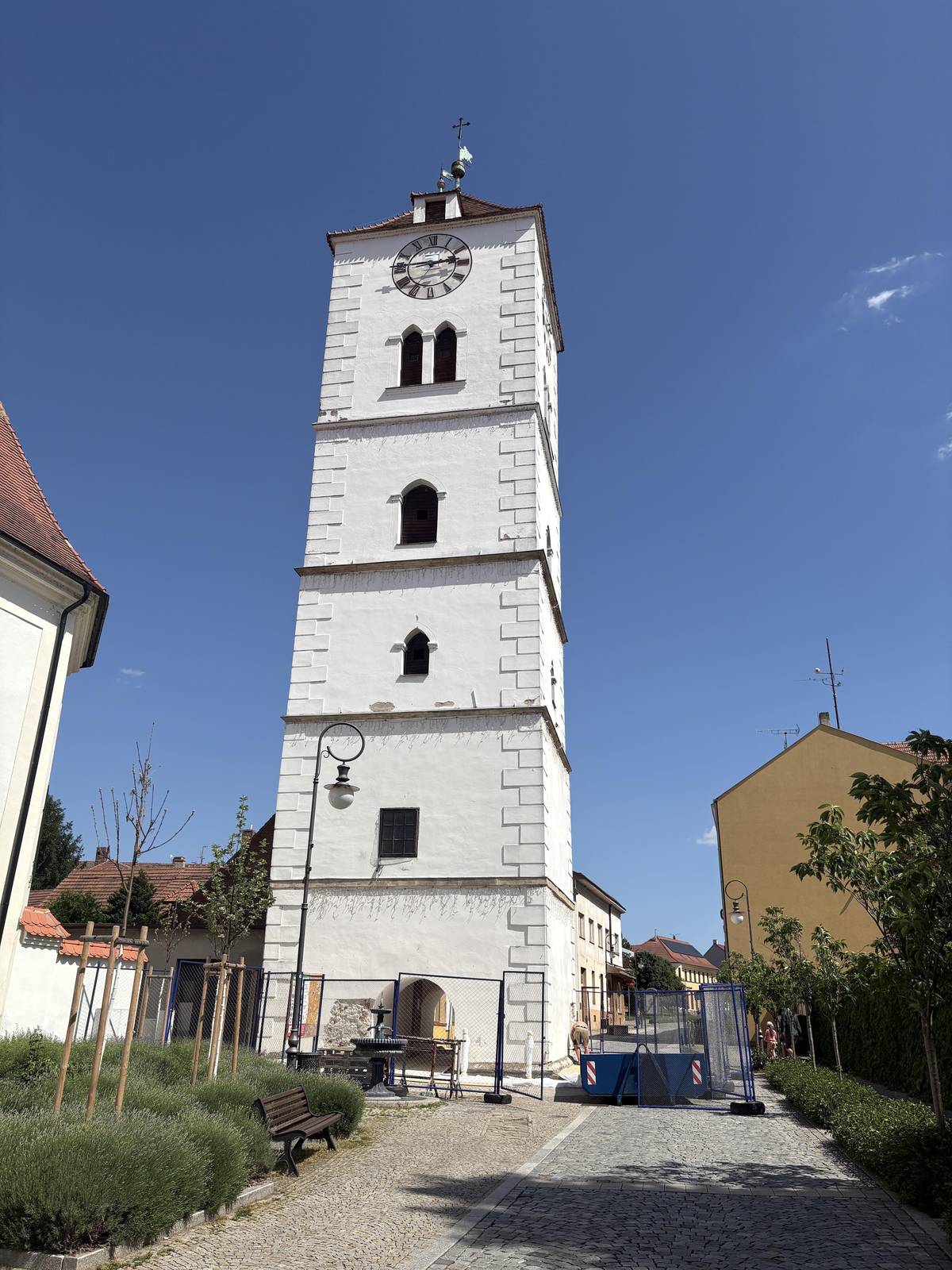V nejbližších dnech začne v okolí Bílá věž instalace lešení kvůli plánované opravě fasády. Rekonstrukční práce potrvají minimálně do konce září. Žádáme proto občany i návštěvníky, aby při pohybu v této lokalitě dbali zvýšené opatrnosti a sledovali případné dočasné značení či omezení pohybu. 🙏 Děkujeme za respektování bezpečnostních opatření a trpělivost během realizace prací. ✨ Odměnou bude krásná fasáda jedné z hlavních dominant našeho města.