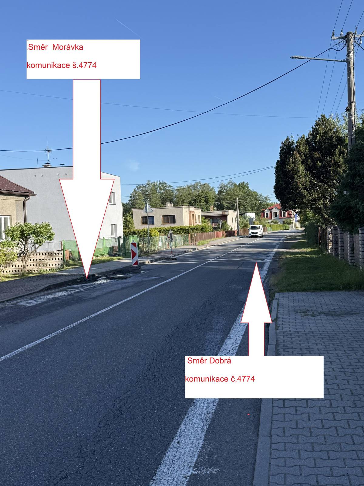Informujeme vás o výsledku jednání zástupců obce se Správou silnic Moravskoslezského kraje (SSMSK) ohledně plánované opravy havarijního stavu silnice č. 4774 ve středu obce Nošovice (viz foto). Oprava bude technicky náročná a proběhne ve dvou navazujících etapách Řízení dopravy: Vždy bude uzavřen jeden jízdní pruh a provoz budou řídit semafory. Dopravní komplikace: V ranních a odpoledních špičkách se očekává tvorba dlouhých kolon. Podle našeho nejnovějšího průzkumu obcí projede v průměru 6 993 vozidel denně (přes 48 500 aut týdně) Termín prací: Oprava by měla začít mezi 8. a 15. červnem a potrvá minimálně do 15. července 2026. Doporučení pro řidiče: Prosíme všechny, kteří obcí pouze projíždějí (zejména z okolních obcí směrem na Morávku), aby v době dopravní špičky využili možné objízdné trasy (přes PZ, přes Skalici, přes Dobratice nebo přes Pržno) a vyhnuli se tak dlouhému čekání (očekává se, že bude omezen průjezd nákladních vozidel nad 12 tun) Občany Nošovic prosíme o zvýšenou trpělivost. Mapu opravovaného úseku a aktuální stav dopravních omezení můžete sledovat online přes Mapy.cz nebo na celostátním portálu Ředitelství silnic a dálnic. Bližší informace a případné změny budeme průběžně zveřejňovat na oficiálním webu obce Nošovice (www.nosovice.cz) Děkujeme za pochopení a sdílení této informace!