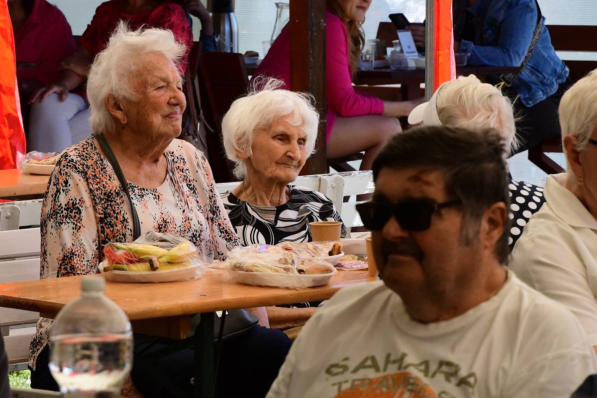 V Domově U Trati v Litoměřicích proběhla ve čtvrtek tradiční Letní slavnost. Zaměstnanci zařízení, které spadá pod Centrum sociální pomoci Litoměřice a jehož zřizovatelem je Krajský úřad Ústeckého kraje, připravili pro seniory pestrý program.  Nechybělo bohaté občerstvení či cimbálová muzika Miroslava Kotlára. „Pro nás je tato akce největší v roce a vždy se na ni moc těšíme. Nejsou tu však pouze naši klienti, ale i babičky a dědečkové z domovů v Čížkovicích, Roudnici nad Labem nebo zdejšího Na Pahorku,“ uvedla Libuše Horčičková, vedoucí domova. Slavnost byla opět spojena s Dětským dnem pro ratolesti zaměstnanců. Připraveno tak bylo malování na obličej, kresba karikatur, vystoupení mateřské školy nebo různé dovednostní soutěže. Za město Litoměřice, které domovu opět poskytlo prostřednictvím Zahrady Čech pódium a lavičky, zavítal na místo starosta Radek Löwy s vedoucí sociálního odboru Renátou Jurkovou. „Ten nahoře vás má určitě moc rád, protože vám poslal znovu nádherné počasí. Pěkně si proto slavnost užijte,“ sdělil ve své zdravici přítomným starosta města. {gallery}02026/domov_u_trati{/gallery}
