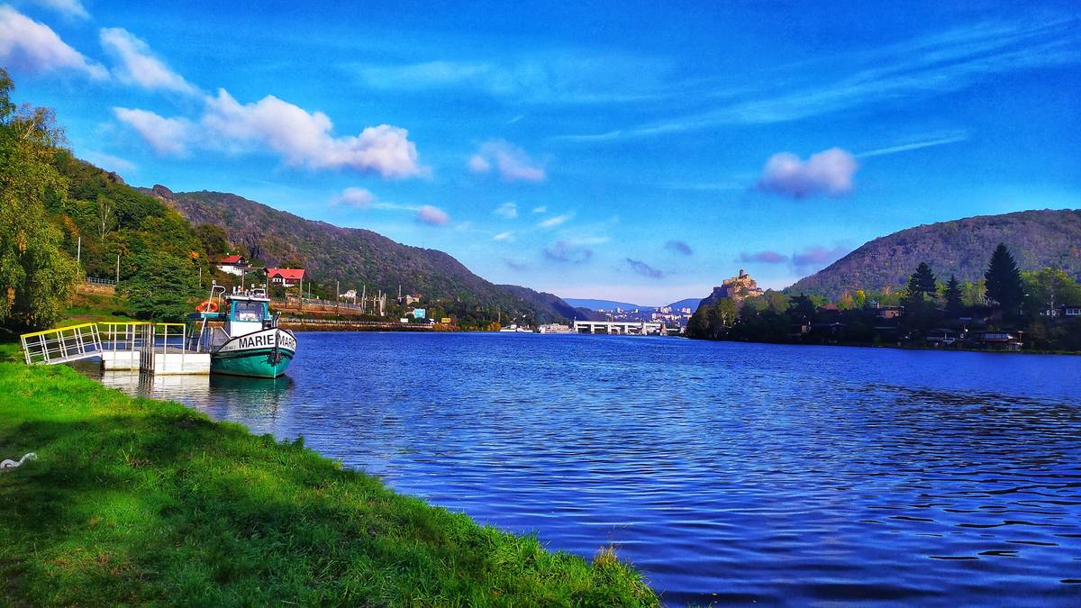 🚢 Už je to opět tady! Loď Marie vyráží na svou letní plavbu po Labi a zve všechny milovníky pohody, výletů a krásných výhledů na palubu ⚓ Od června až do konce srpna propojí oblíbená místa mezi Ústím nad Labem a Píšťany. K této plavbě navíc doporučujeme kombinaci s kratšími cyklovýlety po Labské stezce 🚵♀️ 💡TIP: A závěrem jedna skvělá zpráva 🤩  👉 Loď Marie je jedním z bonusů TicketPacku, využít tak můžete plavbu zcela zdarma.  ❗ Jízdu je nutné předem objednat na tel. 603 171 706. Více informací najdete na www.usti.cz/ticketpack 😊 Tak kam poplujete? 😊