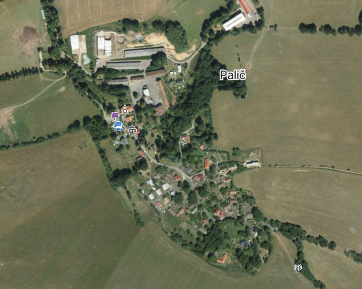Po desetiletích odkladů, příprav, jednání a postupných změn se akce v Paliči konečně výrazně přiblížila realizaci. Městský úřad Cheb vydal rozhodnutí ke změně záměru stavby před dokončením pro akci „Palič, výstavba komunikace a technické infrastruktury“. To je důležitý krok k tomu, aby se v Paliči mohly konečně řešit věci, které tato část obce potřebuje už mnoho let. Nejde jen o jednu opravu. Jde o komplexní modernizaci celé části obce. Projekt počítá s novými a opravenými komunikacemi, vodovodem, splaškovou kanalizací, veřejným osvětlením a také s přípravou pro budoucí datovou síť. Obrazně řečeno, Palič má šanci přeskočit z 19. století rovnou do 21. století. Součástí záměru je přibližně 1,2 km zpevněných komunikací, přibližně 1,3 km nových vodovodních řadů a téměř 800 metrů nových splaškových stok. K tomu přibudou odbočky k nemovitostem, veřejné osvětlení a další související práce. Předpokládaný investiční rámec akce je přibližně 30 milionů Kč. Přesná cena bude známa až po dokončení rozpočtu, technickém dopracování, přípravě zadávací dokumentace a výsledku výběrového řízení. Obec Lipová nyní zároveň jedná se společností CHEVAK Cheb, a.s., o technickém zajištění, budoucím provozu a možném financování této investice. Nechceme totiž řešit vodovody, kanalizace a vodní zdroje po jednotlivých haváriích a jednotlivých problémech. Chceme najít systémové a dlouhodobě udržitelné řešení pro celou obec. Palič by proto měla být součástí většího balíčku, který se týká kompletní vodohospodářské infrastruktury v obci Lipová. Tento balíček by mělo projednávat nejbližší zastupitelstvo. Jeho součástí by mělo být nejen zajištění investiční akce v Paliči, ale také příprava a realizace vodohospodářských investic v Lažanech, posílení vodního zdroje v Lipové a budoucí příprava kanalizace a vodovodu pro místní část Stebnice. Smyslem jednání se společností CHEVAK Cheb, a.s., je zajistit pro obec dlouhodobě odborného partnera, který má zkušenosti, technické zázemí, provozní kapacity a odpovědnost za kvalitu poskytovaných služeb. Díky tomu bychom měli mít do budoucna lépe garantované dodávky kvalitní pitné vody, odborný provoz vodovodů a kanalizací a také větší jistotu při řešení investic, které by jinak mohly obec finančně i technicky velmi zatížit. Je před námi ještě hodně práce. Bude nutné vše důkladně projednat, finančně vyhodnotit a schválit v orgánech obce. Ale po dlouhé době můžeme říct, že Palič se opravdu posouvá k zásadní změně a celá obec Lipová se posouvá k tomu, aby vodohospodářskou infrastrukturu řešila jako jeden promyšlený celek. Děkujeme všem, kteří mají s Paličí trpělivost. Víme, že čekání bylo dlouhé. Právě proto chceme, aby se tato akce připravila odpovědně, technicky správně a aby přinesla dlouhodobý užitek nejen Paliči, ale celé obci Lipová. Mgr. Tomáš Linda, starosta