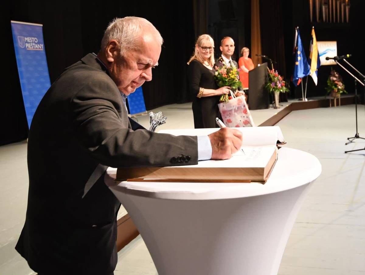 Ing. Alexander Murín, dlhoročný kronikár mesta Piešťany, dnes oslavuje 80. narodeniny.