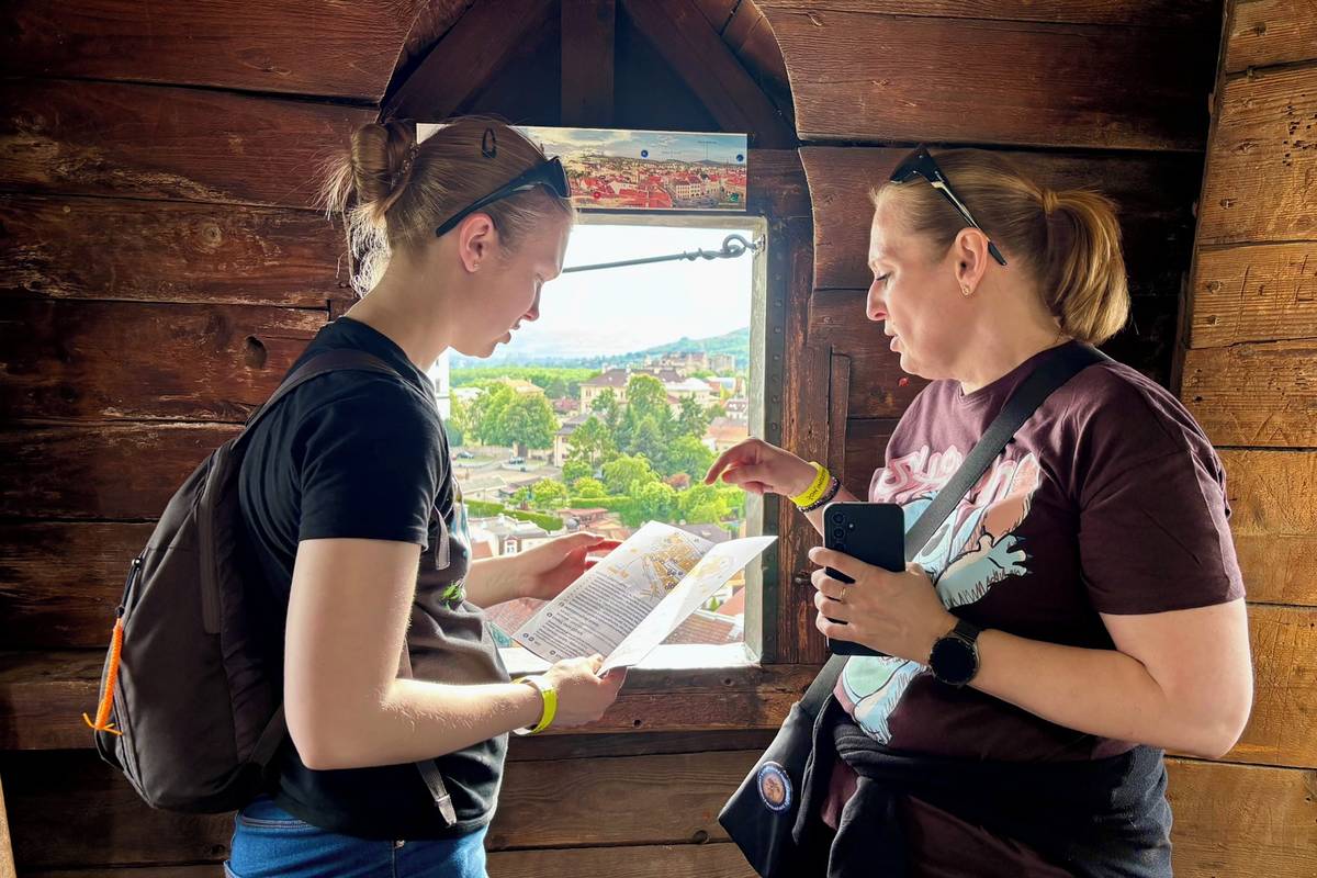 Centrum města ožilo v pátek 22. května Litoměřickou muzejní nocí, která nabídla pestrý program napříč místními galeriemi, muzei i dalšími institucemi. Návštěvníci si mohli užít výstavy, koncerty, divadelní představení, komentované prohlídky i tvořivé dílny a zažít město v netradiční večerní atmosféře.  Otevřena byla například Severočeská galerie výtvarného umění včetně parkánu s živou hudbou, Dílna ručního papíru, G2 Institut kresby a grafiky, Galerie Gotické dvojče nebo prostory oblastního muzea v historické budově staré radnice. Program doplnilo také Sváťovo dividlo, Knihovna Karla Hynka Máchy či prohlídky vyhlídkové věže Kalich. Akce přilákala stovky návštěvníků. Velký zájem byl například o vstup na věž Kalich, kam během pátečního večera a sobotního dopoledne, kdy akce pokračovala, vystoupalo dohromady 403 lidí. {gallery}02026/muzejni_noc{/gallery}