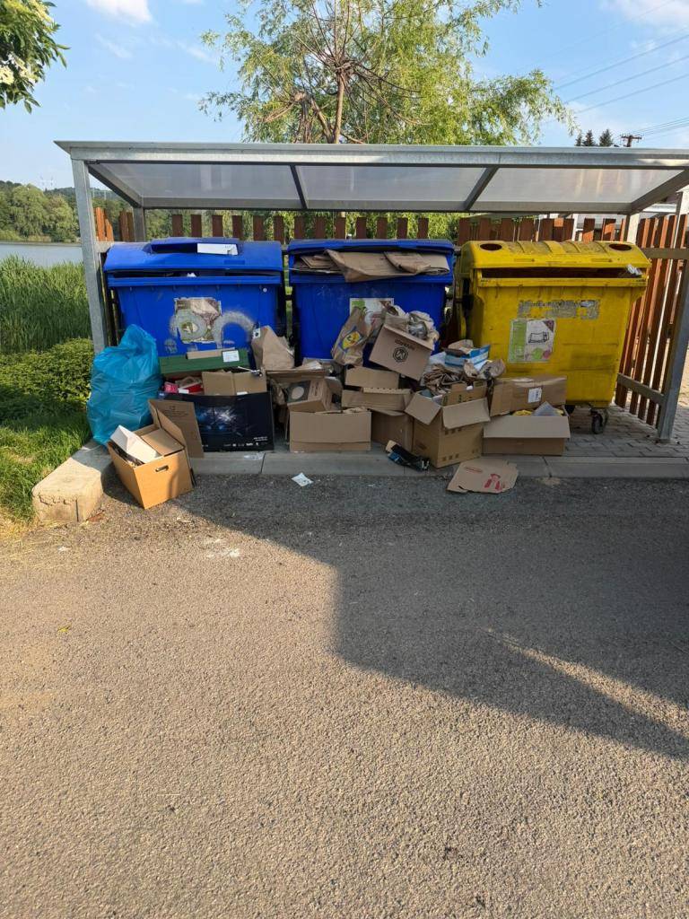 Kartony prosím sešlapujte a odpad neodkládejte vedle popelnic. Objemný odpad patří do velkoobjemového svozu.