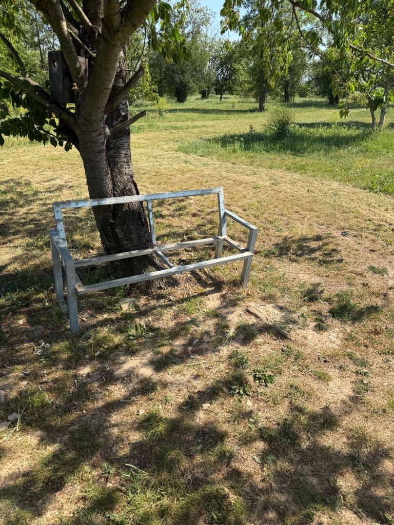 V lesoparku Cihelna v Nehvízdkách neznámí vandalové ukradli z pěti laviček prkna z "dřevoplastu". Pokud jste náhodou viděli pachatele, strážníci budou za každou informaci vděční.    Daniel Štěch, stavebni@nehvizdy.cz