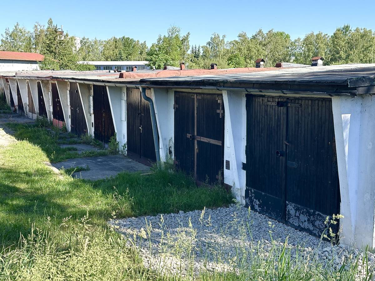 CHODOV (29. 5. 2026) - Přibližně šest nových garáží by mohlo vzniknout v garážové kolonii ve Vančurově ulici v Chodově. Město tam plánuje nabídnout několik parcel určených k výstavbě. „V tuto chvíli jsme zadali zpracování parcelace. Po jejím dokončení budeme přesně vědět, kolik míst budeme moci nabídnout k prodeji,“ uvedl starosta Patrik Pizinger. Podle něj by měla být parcelace hotová letos v září. „Informace pak zveřejníme v městském zpravodaji, stejně tak i způsob, jakým budou místa nabídnuta k prodeji,“ doplnil starosta.