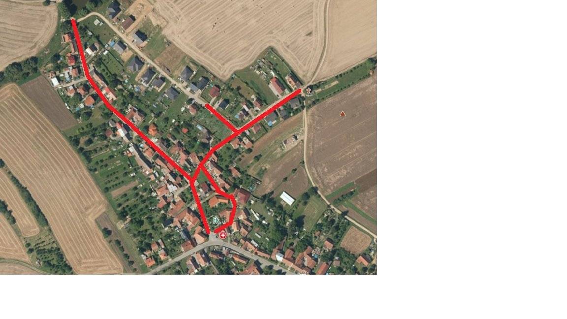 Na začátku příštího týdne (od 1.6.2026) začnou stavební práce na opravách místních komunikací v oblasti za hasičkou, viz situační mapka níže. Oprava těchto komunikací bude probíhat stejnou technologií jako na hlavní silnici - recyklací za studena. Po přemletí vozovky bude možné komunikaci stále užívat a až po promíchání s cementem bude nutné nechat povrch vytvrdnout. Kde se začne s cementováním Vás budeme informovat hned na začátku příštího týdne.