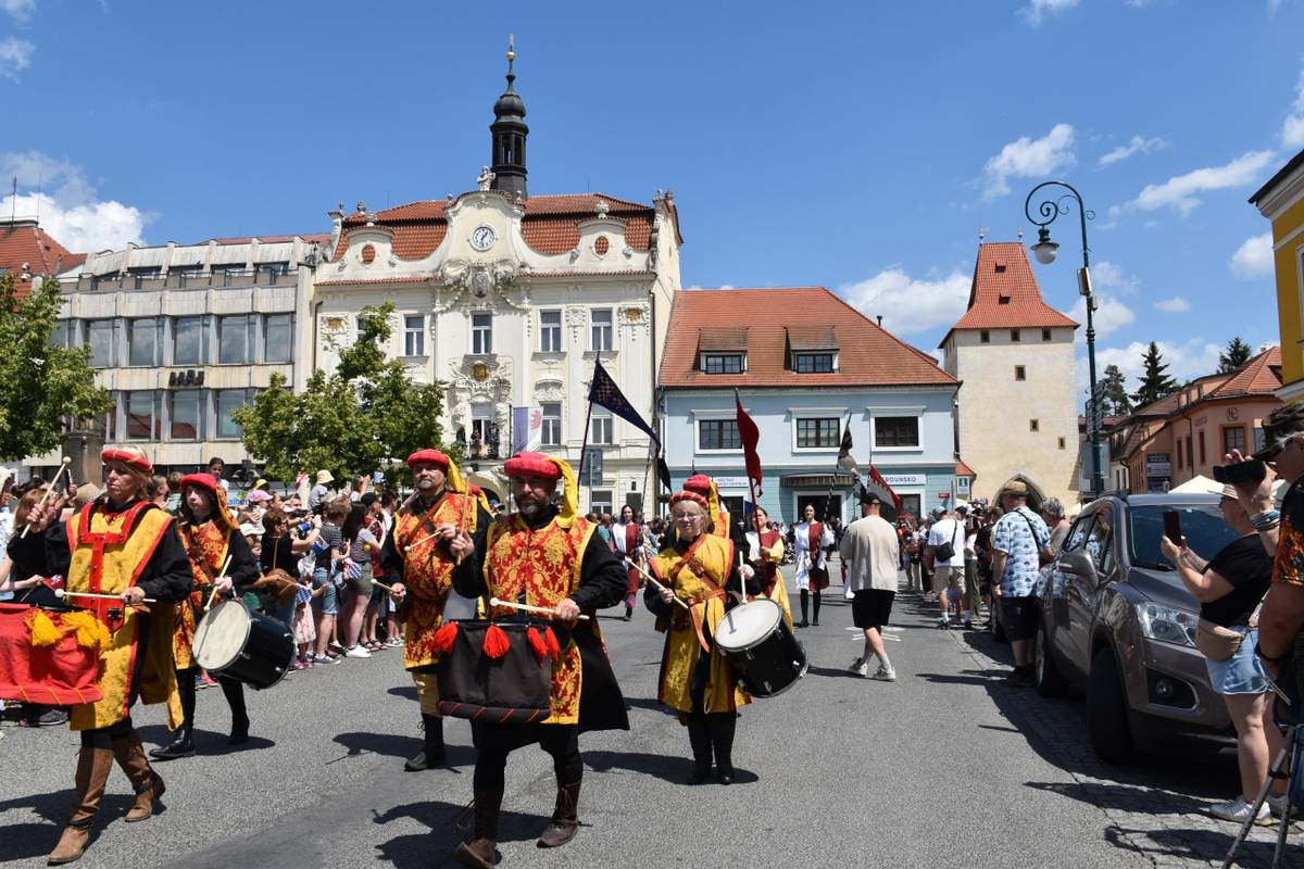 V sobotu 30. května ožilo centrum Berouna tradičním Královským průvodem v čele s císařovnou Eliškou. Město Beroun je spolupořadatelem této oblíbené historické akce, která se každoročně koná na přelomu května a června.