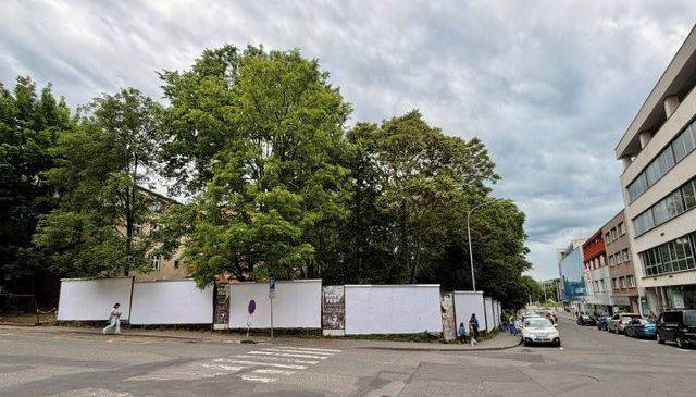 Zlín – Město Zlín dokončilo převod billboardových ploch pod areálem bývalého soudu do svého vlastnictví a proměnilo je v nová městská „plátna“ pro street art. Staré reklamní panely byly sjednoceny bílým podkladem a jsou nyní připraveny k okamžitému tvoření.