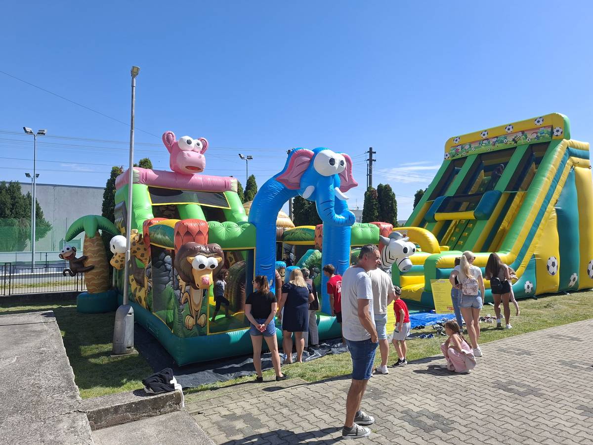 Dnes sa v našej obci uskutočnilo podujatie pri príležitosti Medzinárodného dňa detí, ktoré sa nieslo v príjemnej a radostnej atmosfére. Pre deti bol pripravený pestrý program plný zábavy a rôznych atrakcií. K príjemnej atmosfére prispelo aj krásne počasie. Obec pre všetky deti zabezpečila bezplatný pitný režim a sladkosti, ktoré potešili našich najmenších. Ďakujeme všetkým, ktorí sa podieľali na organizácii podujatia, ako aj všetkým účastníkom za vytvorenie skvelej atmosféry. Veríme, že si deti odniesli množstvo pekných zážitkov a spomienok. Tešíme sa na ďalšie spoločné stretnutia. starostka