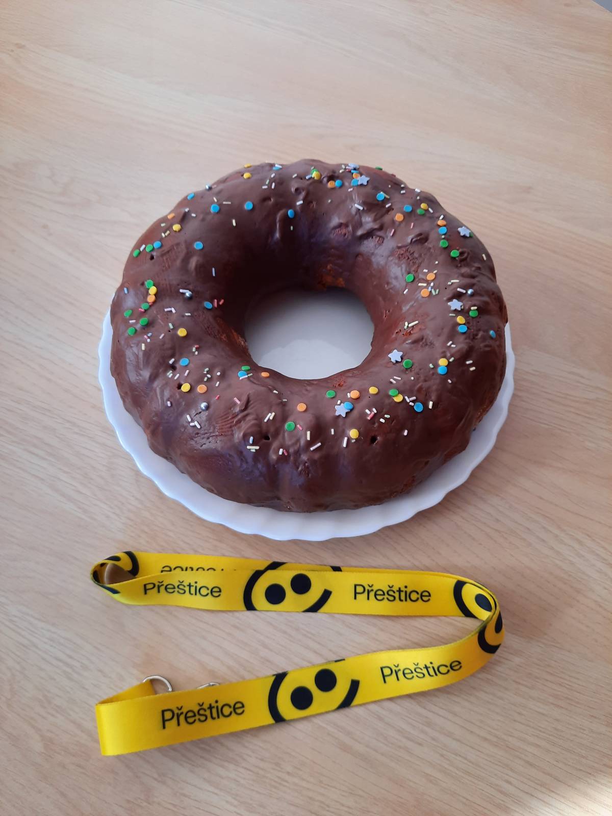 Dnes se připojujeme k celorepublikové akci Bábovkový den, která symbolicky vyjadřuje poděkování všem, kteří otevřeli své srdce i domov dětem, které nemohou vyrůstat ve své biologické rodině. Bábovka je symbolem domova, bezpečí, blízkosti a péče. Přesně těch hodnot, které náhradní rodiče každý den dětem dávají. 🙏 Děkujeme všem pěstounům a náhradním rodinám za jejich trpělivost, odvahu, lásku a každodenní práci. Díky vám mají děti možnost vyrůstat v rodinném prostředí, které je pro jejich zdravý vývoj nenahraditelné. #babovkovyden2026 #diknahradnimrodinam2026  Akce probíhá pod záštitou Ministerstva práce a sociálních věcí.