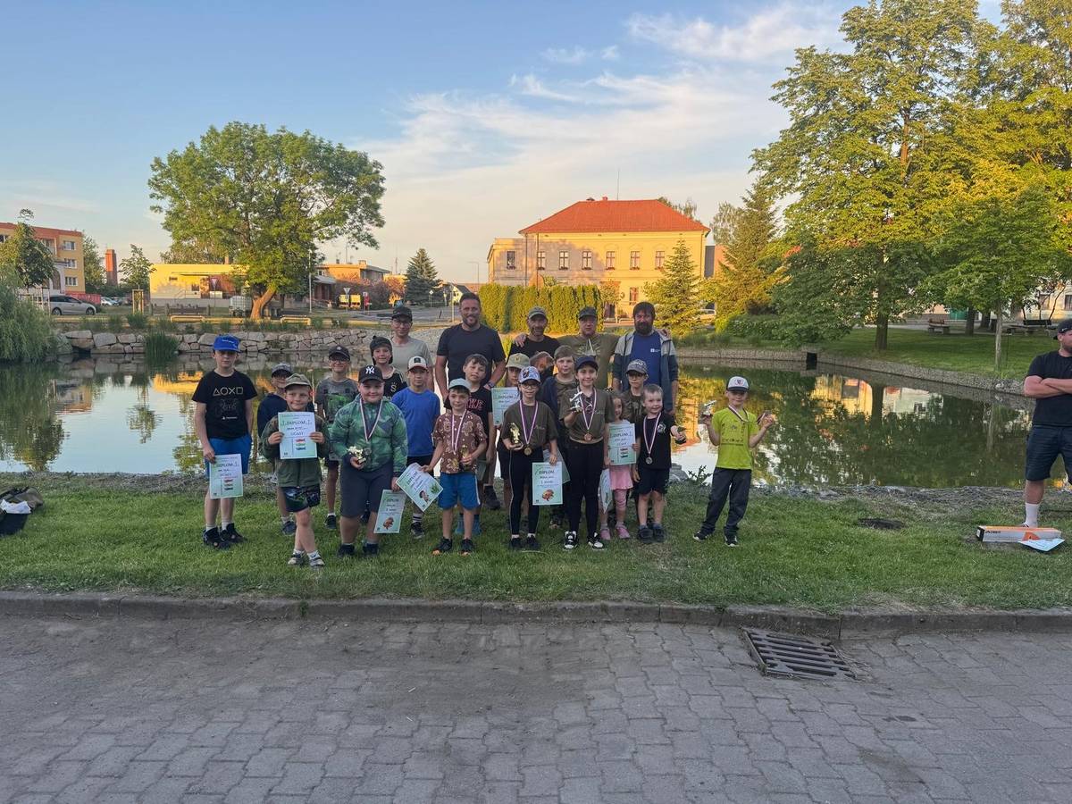 🎏 Minulý víkend jsme společně s Restauraci Na Radnici v Chotětově uspořádali již 5. Dětské rybářské závody na místním rybníku (kalu).   Tentokrát byl zvolen odpolední termín, kterého se zúčastnilo celkově ve dvou kategoriích 21 dětí. Počasí nám přálo,  obsluha pro účastníky i fanoušky skvěle fungovala a tak si to děti moc užily a nachytaly krásné ryby.  Zde jsou tři nejlepší rybáři a rybářky (kategorie 8-15 let)  🥇1. místo Patrície Dányi 604 b.  🥈2. místo Daniel Moc 444 b.  🥉3. místo Kateřina Dániy 261 b. (kategorie 4-7 let)  🥇1. místo Štěpánek Zemánek 148 b.  🥈2. místo Máťa Boháč 71 b.  🥉3. místo Leoš Poslušný 71 b. Největší rybu 🐟- amura 67 cm chytil Daniel Moc 👏 . Celkově děti nachytaly za odpoledne neuvěřitelných 2297 cm ryb. Pro představu by se jednalo o vyrovnáné ryby vedle sebe od sportovního areálu až na křižovatku k Hrušovu, což je velmi slušný počin 🐡👏.  Těšíme se na další společnou akci 🤩.