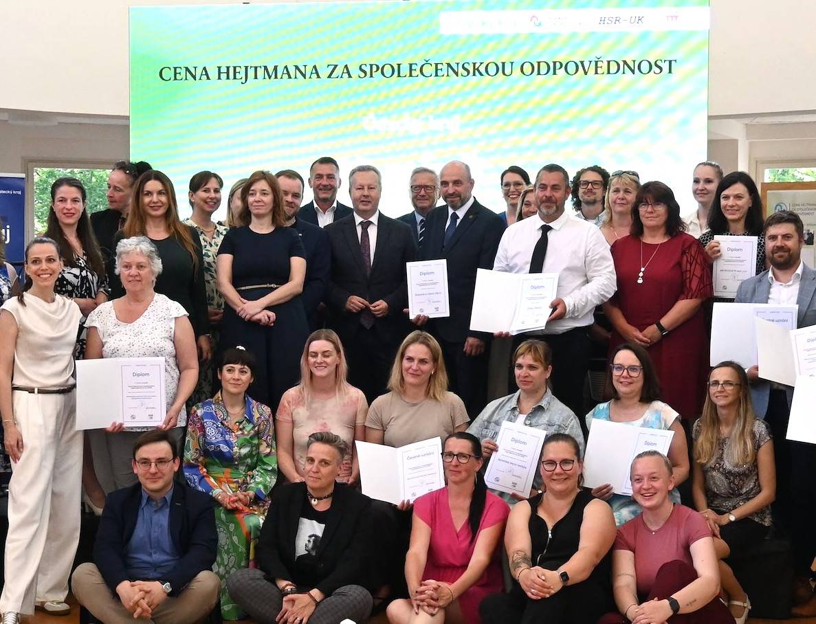Cenu hejtmana za společenskou odpovědnost letos získaly už podesáté v osmi kategoriích nejlepší firmy, veřejné organizace a obce z Ústeckého kraje. Mezi oceněnými je i město Žatec.