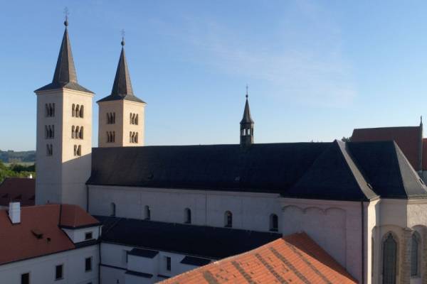 31.05.26 10.00   V neděli 31. května 2026 ožije milevský klášter slavností Navštívení Panny Marie, patronální slavností zdejší baziliky. Návštěvníci se mohou těšit na slavnostní bohoslužbu, požehnání nově zrekonstruované budovy depozitáře, komentované prohlídky i odpolední koncert duchovní hudby. Celý den nabídne možnost prožít atmosféru kláštera nejen jako významné historické památky, ale také jako...