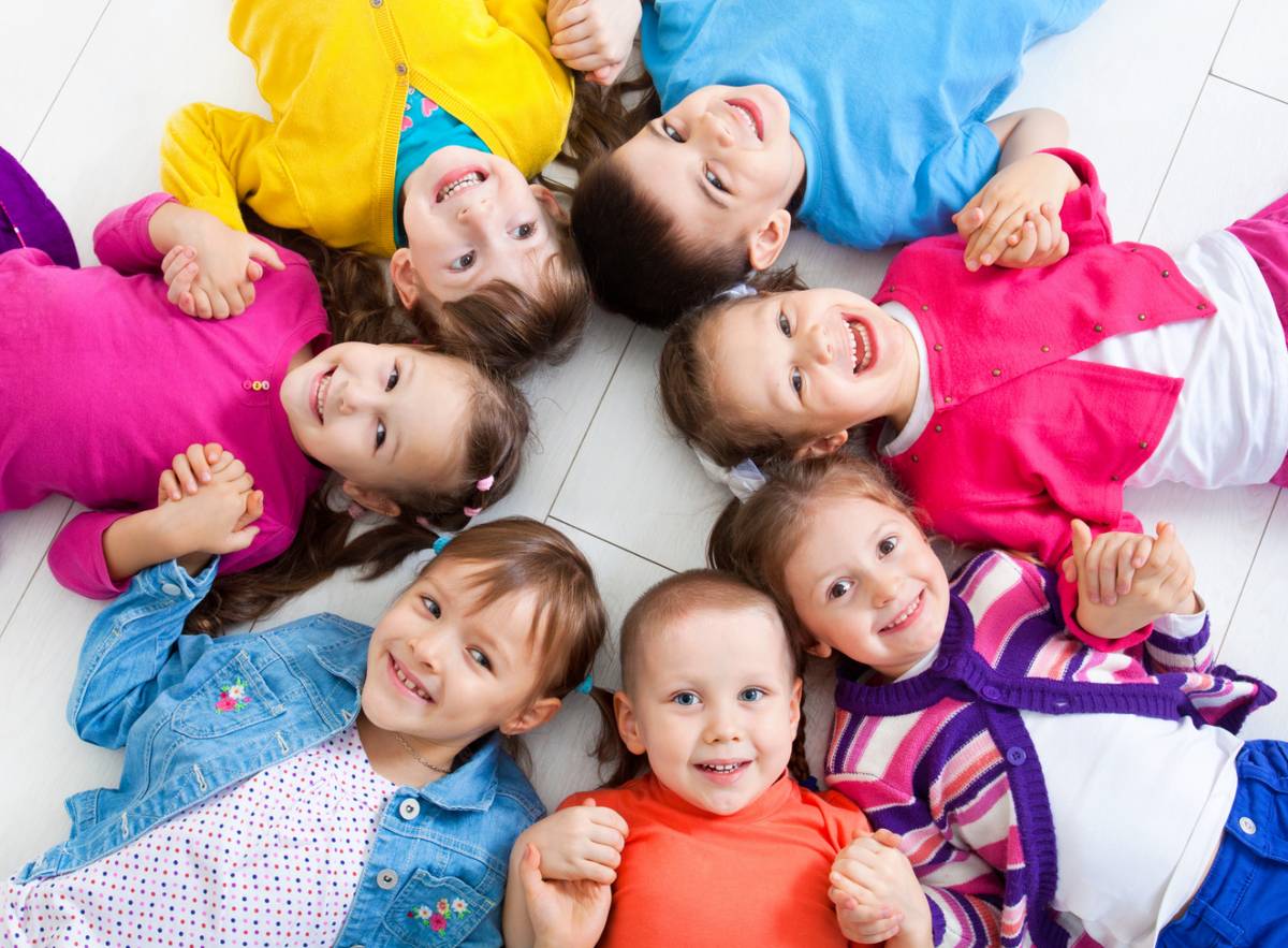 🎈 V pondělí 1. června jsou malí i velcí srdečně zváni na Den dětí na Skautské. 👨👩👧👦 Každé dítě, které dorazí v doprovodu rodičů, dostane zmrzlinu zdarma 🍦. Od 12 hodin bude připraven skákací hrad 🏰 a akce nabídne také pestrý program a soutěže pro děti 🎯. Více 👉 zde 🚌 Dopravní podnik Ostrava zve v pondělí 1. června na oslavy Dne dětí v dopraváckém stylu. U kruhového objezdu na Hlavní třídě čekají na děti od 12 do 17 hodin různé hry nebo vystoupení Veverky Terky a Myšky Klárky 🐿️🐭. Přichystány jsou také ukázky první pomoci u dětí včetně resuscitace ❤️🩹. Chybět nebudou ani oblíbené vyhlídkové jízdy doubledeckerem 🚍. Více 👉 zde 🏰 V pondělí 1. června se mohou děti těšit také na Dětský den na Zámku Poruba. Program nabídne jízdy na ponících 🐴, soutěže, workshopy i prezentaci skautských oddílů. Návštěvníky čeká rovněž představení Šašek a Královna🎭, vystoupení kejklíře Vojty, Spettacola teatrale, Dětského souboru Heleny Salichové, Cimbálové muziky Fojt nebo kapely Tygrasz 🎶. Akce začíná ve 14 hodin. Více 👉 zde