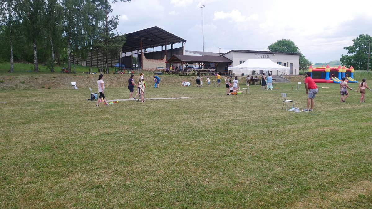 Dětský den v Sedlišti. Jako obykle pořádaly společně Sedliště-Srby-Vrčeň. A jako obvykle si na různých stanovištích mohly děti vyzkoušet svoji šikovnost. Včetně stanoviště vrčeňských hasičů, kde se šplhalo.