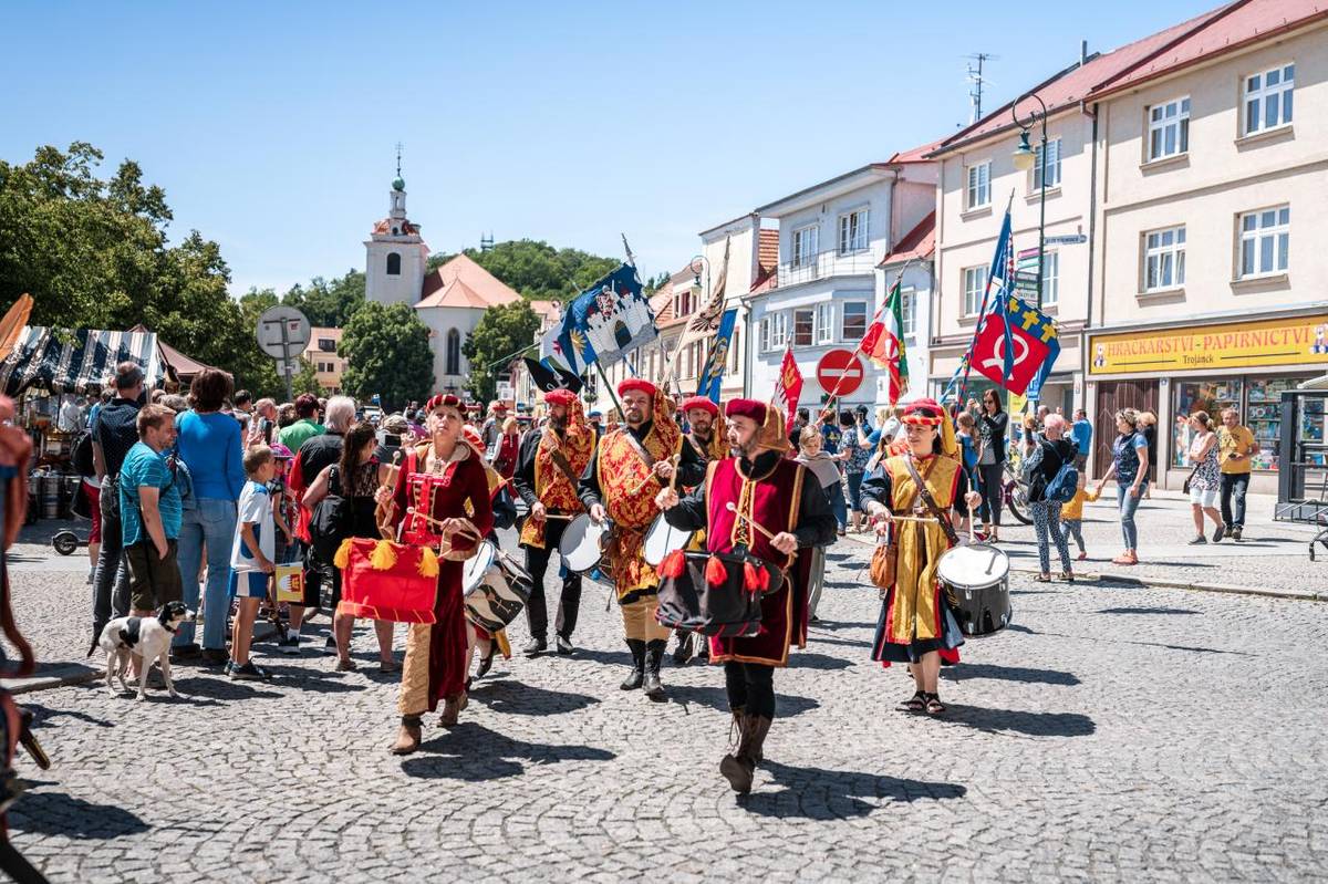 Slavnostní průvod české královny a císařovny Elišky, která se vydá na cestu v doprovodu vévody Štěpána II. Bavorského, dorazí v sobotu 29. května okolo 13. hodiny do našeho města. Letošní ročník se volně inspiruje historicky doloženou poutí královny Elišky za uzdravení jejího manžela, Karla IV.