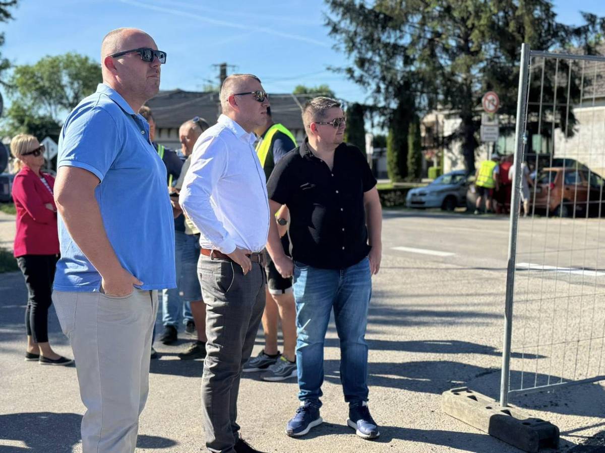 Na novom kruhovom objazde momentálne prebiehajú posledné kontroly a dokončovacie práce.  Mnohých zaujíma, kedy bude oficiálne odovzdaný do užívania – odpoveď sa dozviete dnes večer o 19:00 na Facebookovej stránke primátora Bélu Halásza