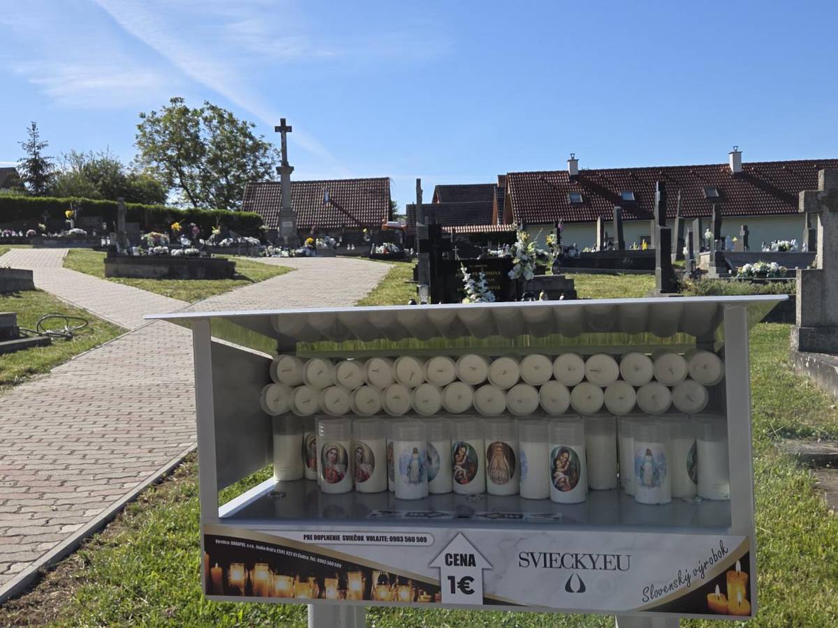 Aj na našom cintoríne už je pre návštevníkov tohto pietneho miesta k dispozícií sviečkomat. Systém sviečkomatu funguje na vzájomnej dôvere, ktorá spočíva v tom, že sviečky si vyberiete po úhrade požadovaného množstva sviečok. Cena jednej sviečky je 1€. Sviečky budú pravidelne dopĺňané.