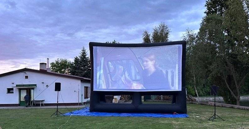 MČ Praha-Vinoř ve spolupráci s místními rybáři zve všechny na Letní kino. Promítat se bude pod širým nebem u rybářské klubovny V Obůrkách 3. První promítání bude v pátek 19. června od 21:15 a na programu je oblíbená česká komedie Bobule. Vstupné dobrovolné, občerstvení zajištěno. K sezení budou k dispozici židle i piknikové deky (pokud ale máte svoje kempingové židličky, budete za pány!). Letní kino pokračuje i během prázdnin: další termíny jsou 31. července od 20:30, 21. srpna od 20:00 a 30. srpna od 20:00. Jaké filmy se budou promítat? To si diváci určí hlasováním. Těšíme se na vás v Obůrkách!