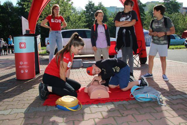 Policii, hasiče, záchranáře i armádu představí v pátek 5. června akce Občan a bezpečnost, která se od 9 do 13 hodin uskuteční na přerovském Výstavišti. Návštěvníci uvidí zásahy složek integrovaného záchranného systému v přímém přenosu – například simulovanou dopravní nehodu s požárem vozidla, při níž hasiči vyprostí zraněného a předají ho záchranářům, i práci dopravních policistů při vyšetřování. Program nabídne také ukázky psovodů, jízdní policie s koňmi či slaňování hasičů z výškové techniky. V budově policie si zájemci přiblíží práci kriminalistů, vyzkouší si daktyloskopii nebo tvorbu identikitu. Do programu se zapojí i Středisko volného času Atlas BIOS. Akce se koná jednou za dva roky a je určena především školám i široké veřejnosti.