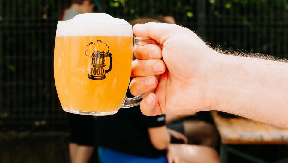 Přálo mu počasí i skvělá atmosféra! V sobotu 30. května 2026 se v Újezdě nad Lesy uskutečnil již 5. ročník oblíbeného BEERFOOD festivalu. Letošní ročník se vydařil na jedničku. Počasí organizátorům i návštěvníkům přálo od začátku až do konce. Slunečné počasí nám vytvořilo ideální podmínky pro celodenní festival plný dobrého jídla, kvalitního piva a zábavy pro celou rodinu. Velký zájem byl tradičně o nabídku minipivovarů a rozmanité street food speciality z různých koutů světa. Nechyběly ani oblíbené atrakce pro děti, soutěže, malování na obličej, skákací hrad nebo možnost zapsat se do Registru dárců kostní dřeně. Skutečným vrcholem letošního ročníku se však stalo vystoupení italské pouliční kapely Funkasin Street Band. Jejich energická show plná hudby, pohybu, humoru a bezprostředního kontaktu s publikem doslova nadchla všechny přítomné. Kapela vytvořila neopakovatelnou atmosféru a její vystoupení se bezpochyby zařadilo mezi nejvýraznější momenty v historii festivalu. Děkujeme všem návštěvníkům, partnerům, vystupujícím, prodejcům i organizátorům, kteří se podíleli na vytvoření dalšího nezapomenutelného ročníku BEERFOOD festivalu. Už nyní se těšíme na další společné setkání.