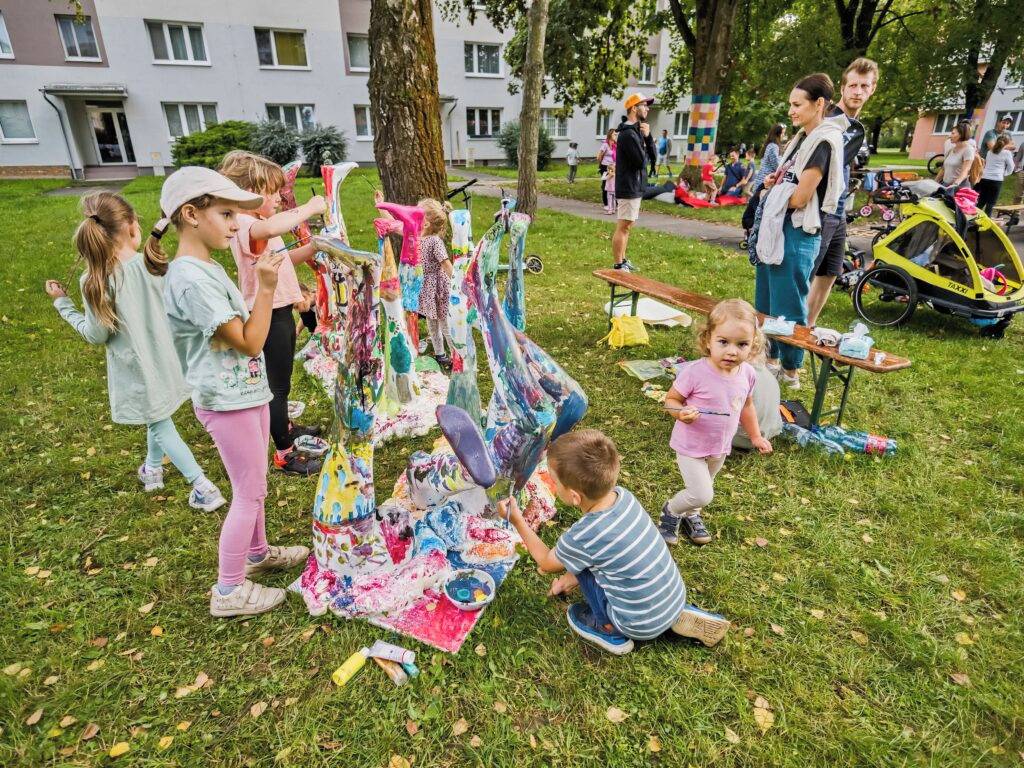 Tím Trenčín 2026 vás pozýva na ďalšie podujatie Živých susedstiev. Príjemné a zároveň aktívne popoludnie môžete zažiť na ihrisku HRYbik vo vnútrobloku Gagarinova - Osvienčimská. Spoločné stavanie netradičného plavidla na kultové podujatie Splanekor, ktoré sa vracia na Váh do Trenčína, sa začne o 15.30 h. Plavidlo v tvare veľkého hríbu bude vhodné aj pre deti, [...]Čítať viac...