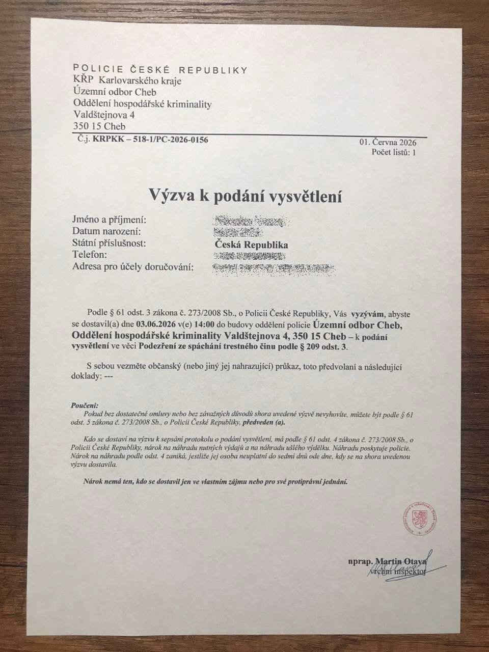 Krajské ředitelství policie Karlovarského kraje upozorňuje veřejnost na zvýšený výskyt podvodných telefonátů. Jen během posledních dvou dní jsme přijali na tísňové lince 158 více jak desítku obdobných případů.   Pachatelé se vydávají za policisty a snaží se u občanů vyvolat strach o jejich finance. V konkrétních případech se volající představuje například jako „nprap. Martin Otava z Policie ČR“ a informuje poškozené o údajném pokusu o zneužití jejich identity – například při sjednání půjčky s plnou mocí. Aby zvýšili důvěryhodnost, následně mohou zasílat e-maily s falešnými služebními průkazy či dalšími dokumenty. Poškozené se snaží zatáhnout do další komunikace, často je přepojují na údajné pracovníky bank nebo České národní banky. Ti pak například tvrdí, že došlo k neoprávněnému přihlášení do bankovního účtu a snaží se oběť přimět k dalším krokům, například k přesunu komunikace na aplikace typu WhatsApp.   Policie ČR důrazně upozorňuje:  Policie tímto způsobem nikdy nekomunikuje a neřeší podobné záležitosti po telefonu. Policie ani jiné instituce po vás nebudou chtít citlivé údaje, přístupové údaje k účtům ani vás nenutí jednat pod časovým tlakem. Pokud vás někdo žádá o přesun komunikace na jiné platformy (např. WhatsApp), jedná se s vysokou pravděpodobností o podvod.  Doporučení pro veřejnost:  V případě podobného telefonátu hovor okamžitě ukončete. Nikomu nesdělujte své osobní ani bankovní údaje. Nic nepodepisujte a neklikejte na zaslané odkazy. Ověřte si situaci přímo u Policie ČR nebo vaší banky na oficiálních kontaktech. Podezřelé jednání neprodleně oznamte na linku 158.  Není vyloučeno, že pachatelé kontaktovali další osoby, které se dosud neobrátily na policii. Policie apeluje na veřejnost, aby byla maximálně obezřetná. Podvodníci jsou velmi přesvědčiví a jejich cílem je vyvolat strach a přimět vás k unáhlenému jednání.   kpt. Bc. Zuzana Churaňová 3. 6. 2026