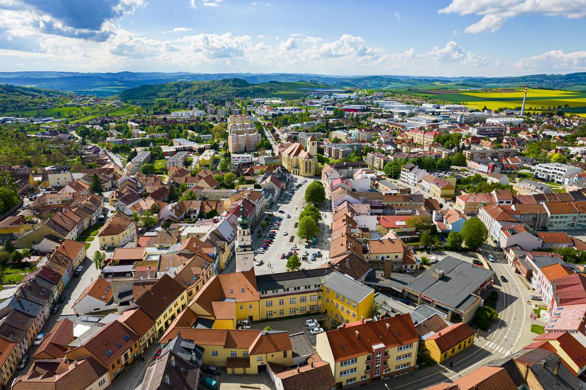 Rada města Boskovice se na svém jednání dne 1. 6. 2026 zabývala řadou projektů v oblasti školství, kultury, sportu i sociálních služeb. Podpořila například vznik relaxačních zón a wellbeing programů na ZŠ Sušilova, modernizaci odborných učeben na ZŠ Slovákova, přípravu oslav 150 let od narození Karla Absolona nebo činnost komunitních a kulturních organizací ve městě. Přinášíme vám přehled nejdůležitějších usnesení.