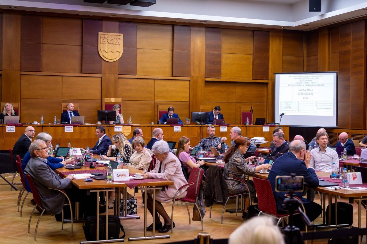 V pondělí 8. června 2026 se v Kulturním domě Radost koná 20. zasedání Zastupitelstva města Havířova.  Začátek jednání je naplánován na 15 hodin. Jednání je přístupné veřejnosti. Interpelace a dotazy občanů jsou zařazeny hodinu po zahájení jednání, tedy v 16 hodin. https://havirov-city.cz/aktuality/pondeli-8-cervna-zasedne-zastupitelstvo-mesta-havirova