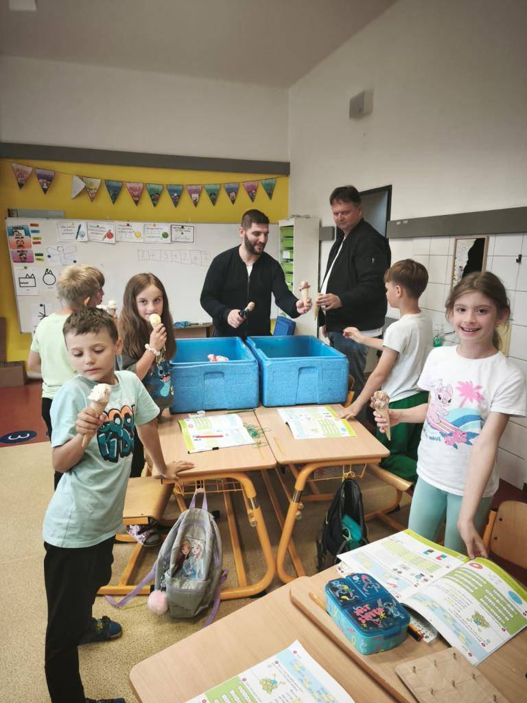 Z Horné Srnie dorazila do Pitína i zmrzlina. Dnes jsme zašli popřát dětem do školky i školy k jejich svátku s jadranskou zmrzlinou s @Amet Memeti. Děkujeme všem dětem za jejich energii a radost, kterou nám přinášejí a přejeme spoustu radosti, smíchu, krásných zážitků a splněných přání.